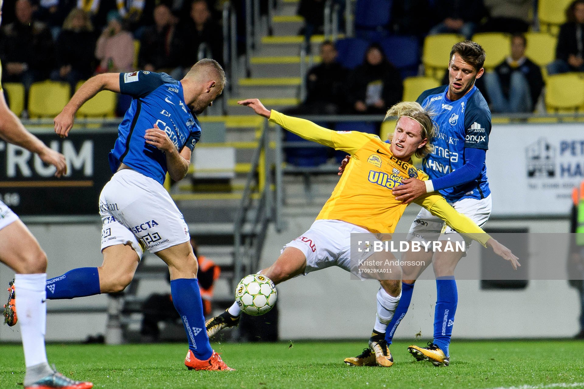 Norrbys Max Watson river ner Falkenbergs Viktor Götesson i