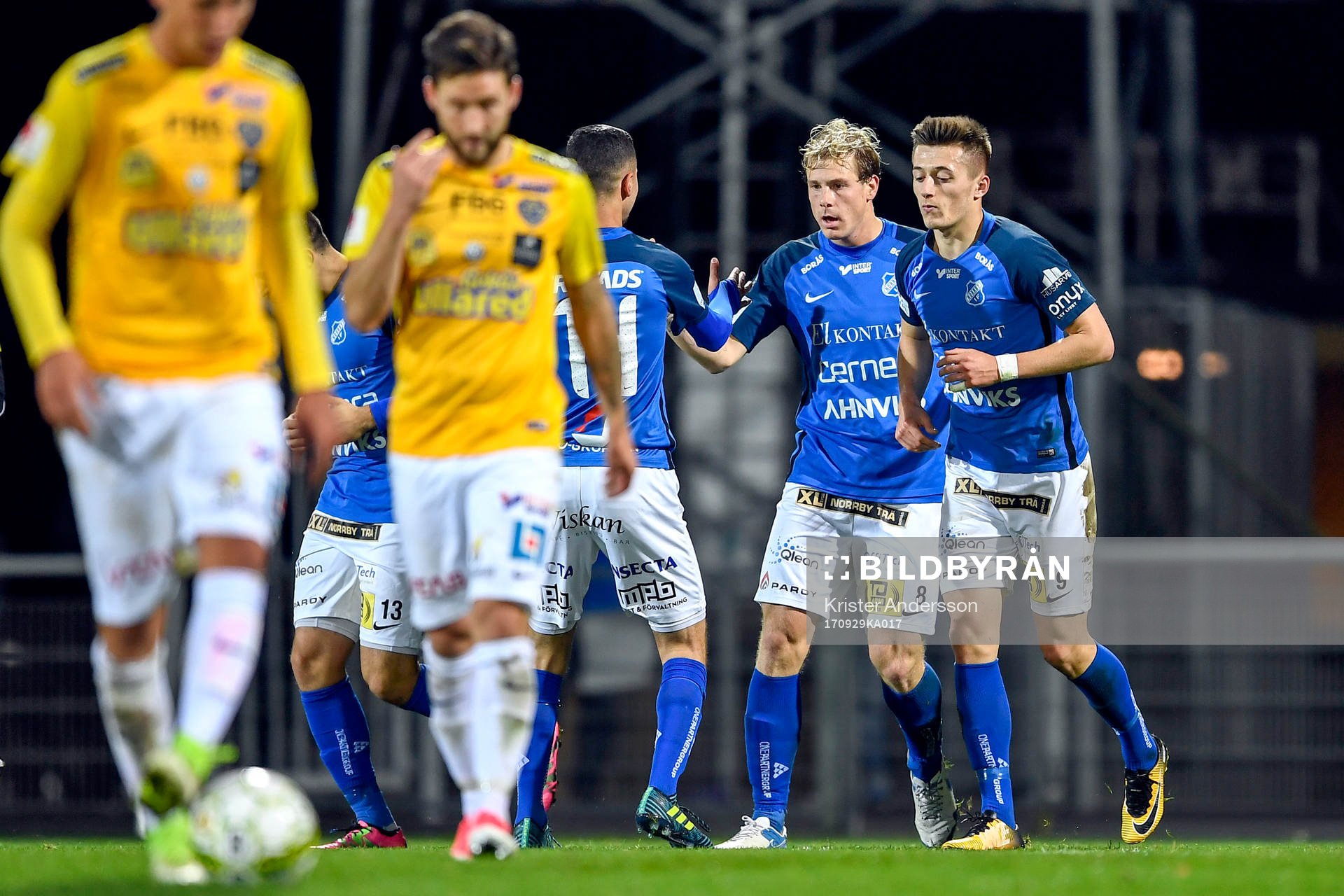 Norrbys Nicklas Savolainen jublar med lagkamrater efter 1-4 under fotbollsmatchen i Superettan mellan Falkenberg och Norrby den 29 september 2017 i Falkenberg.