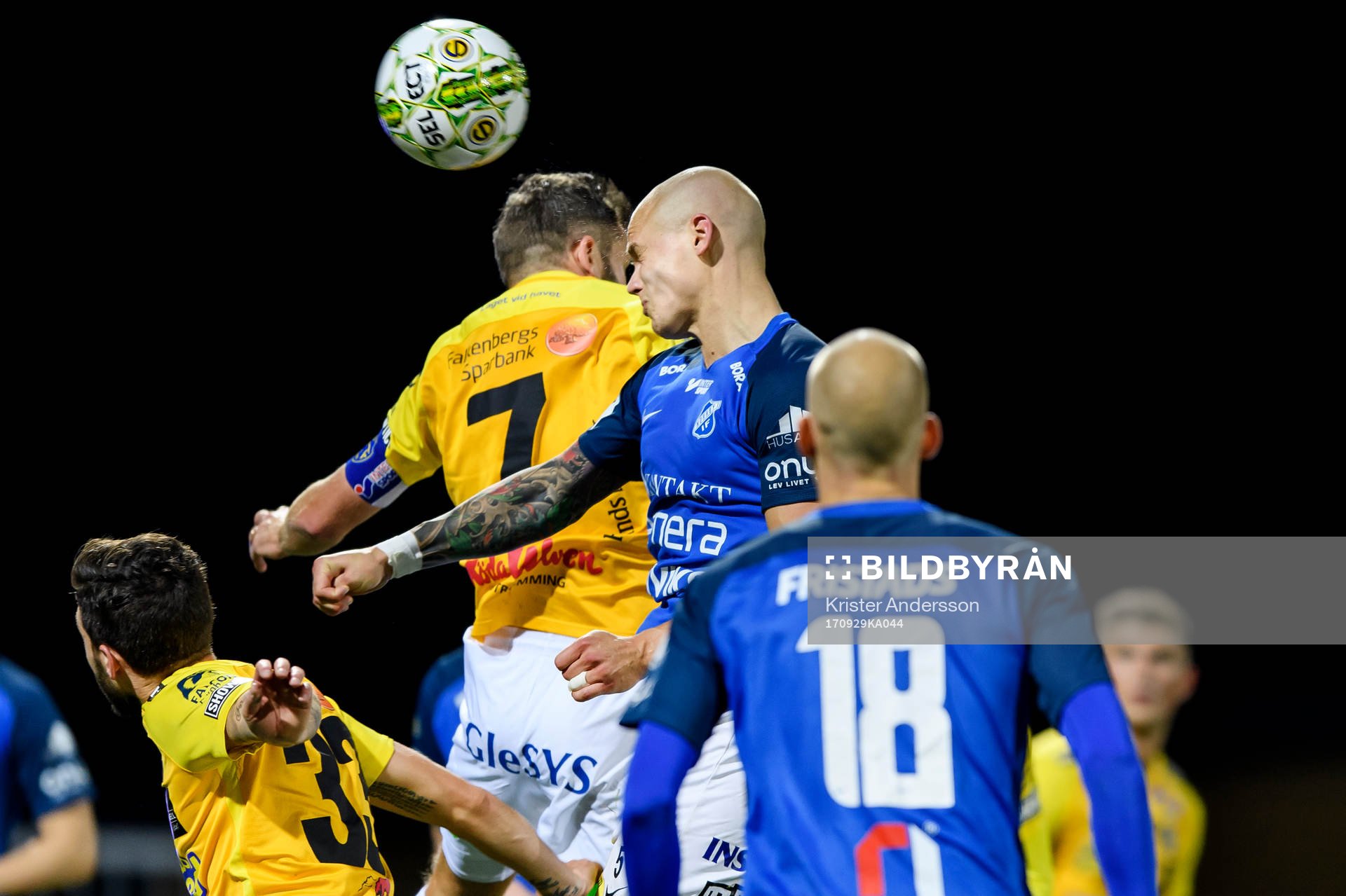 Norrbys Jesper Brandt i kamp med Falkenbergs David Svensson under fotbollsmatchen i Superettan mellan Falkenberg och Norrby den 29 september 2017 i Falkenberg.