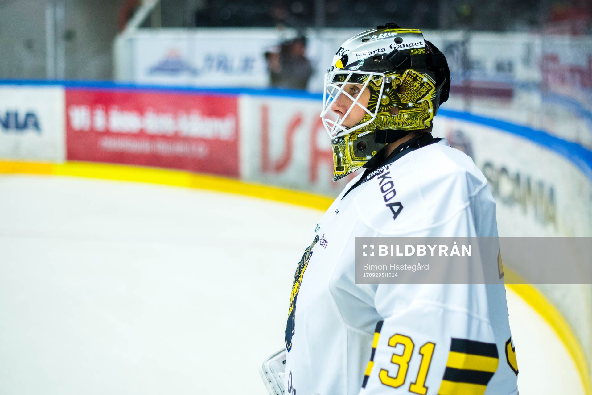 s målvakt Linus Lundin  före ishockeymatchen i