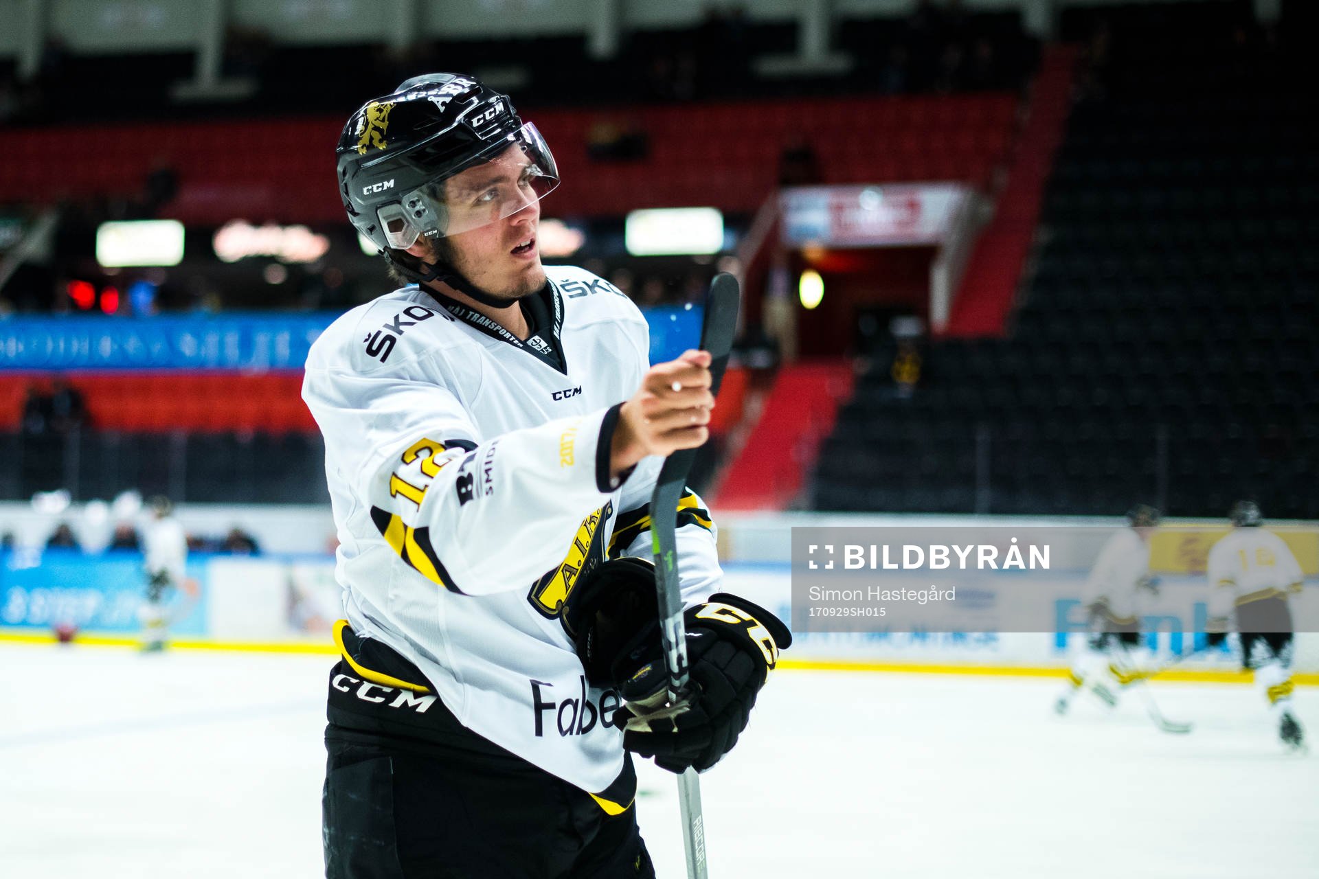 s Max Lindholm före ishockeymatchen i Hockeyallsvenskan