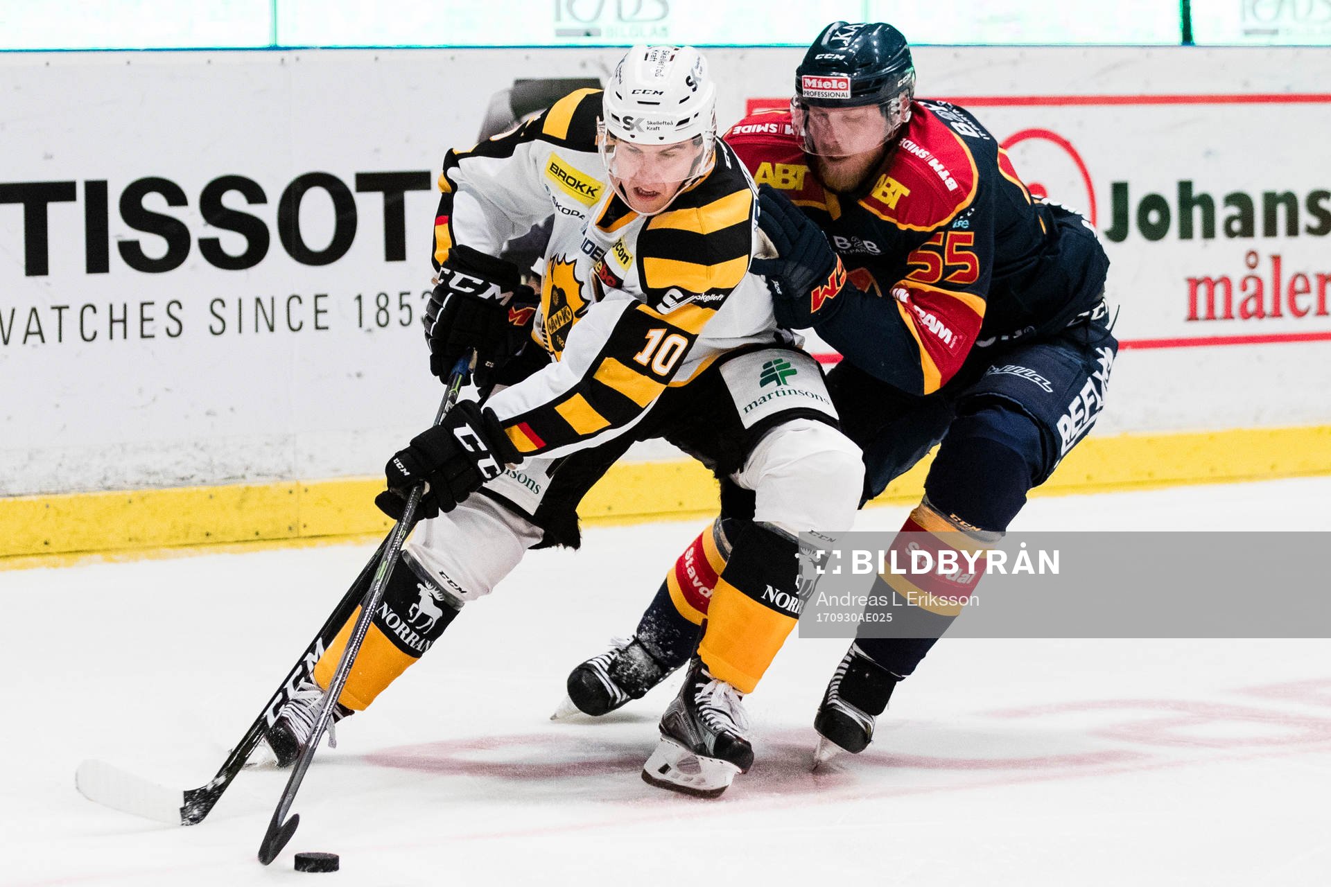 Skellefteås Joakim Lindström i kamp om pucken med