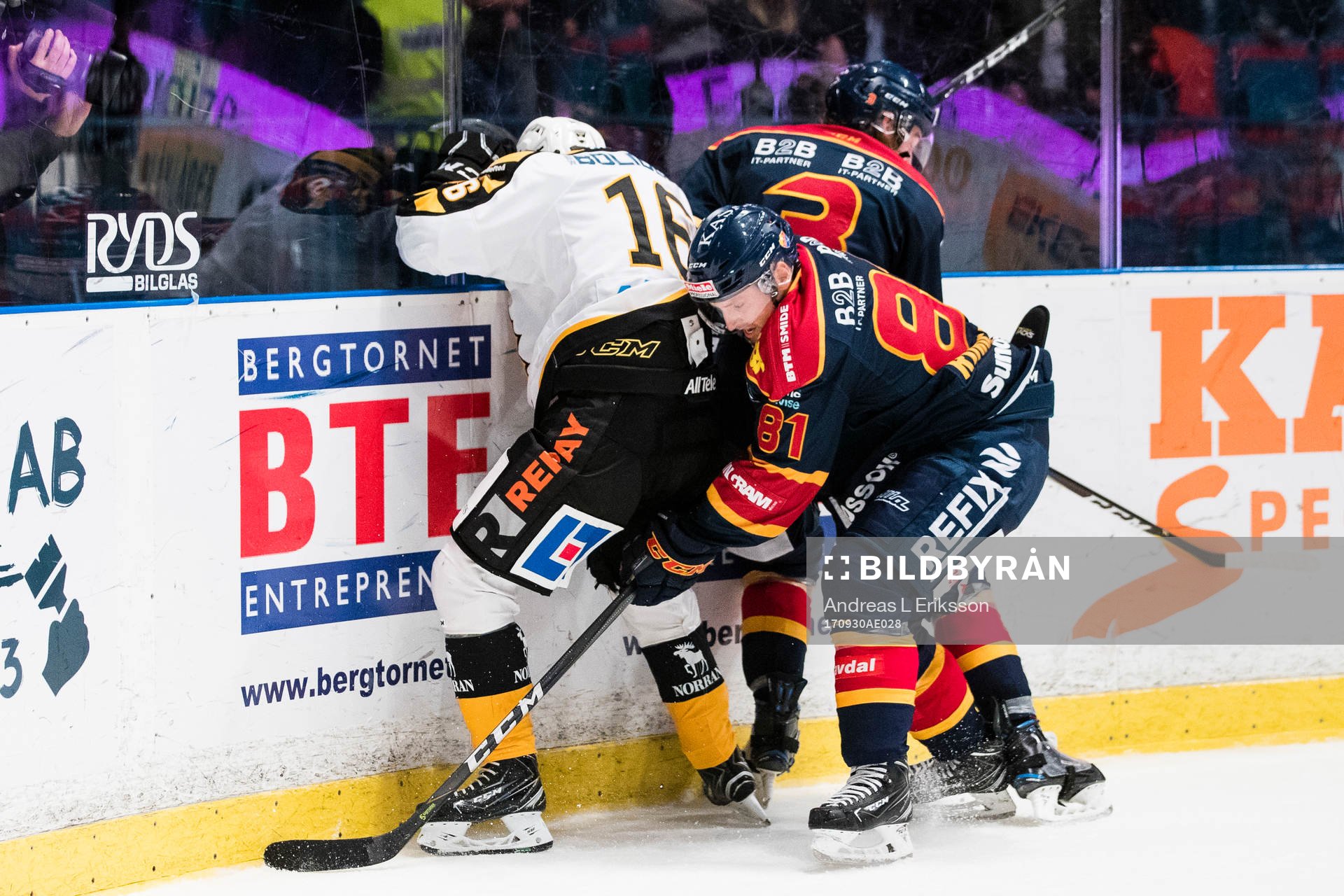 Skellefteås Linus Lindström i kamp om pucken med