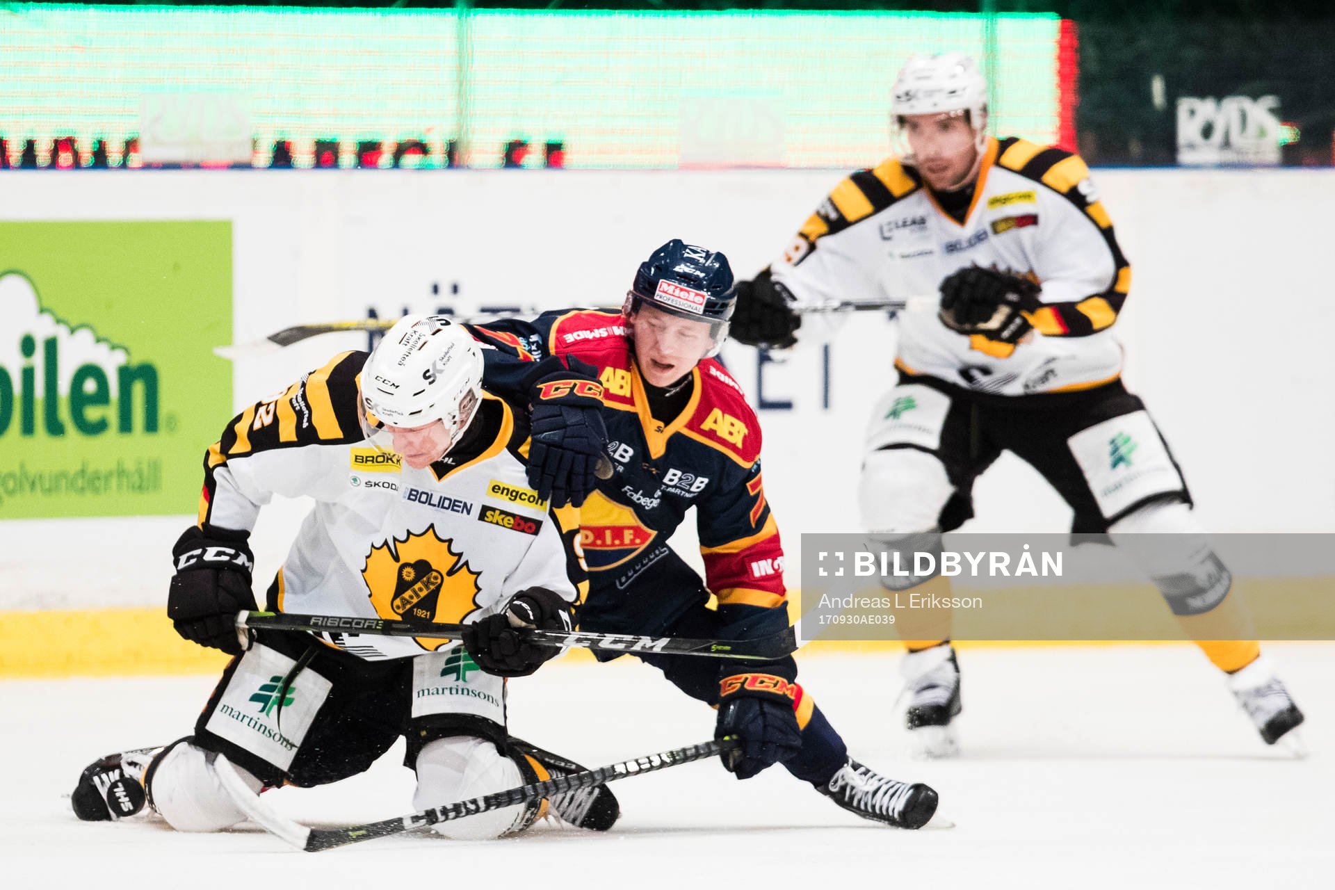 Skellefteås Jesper Olofsson i kamp om pucken med