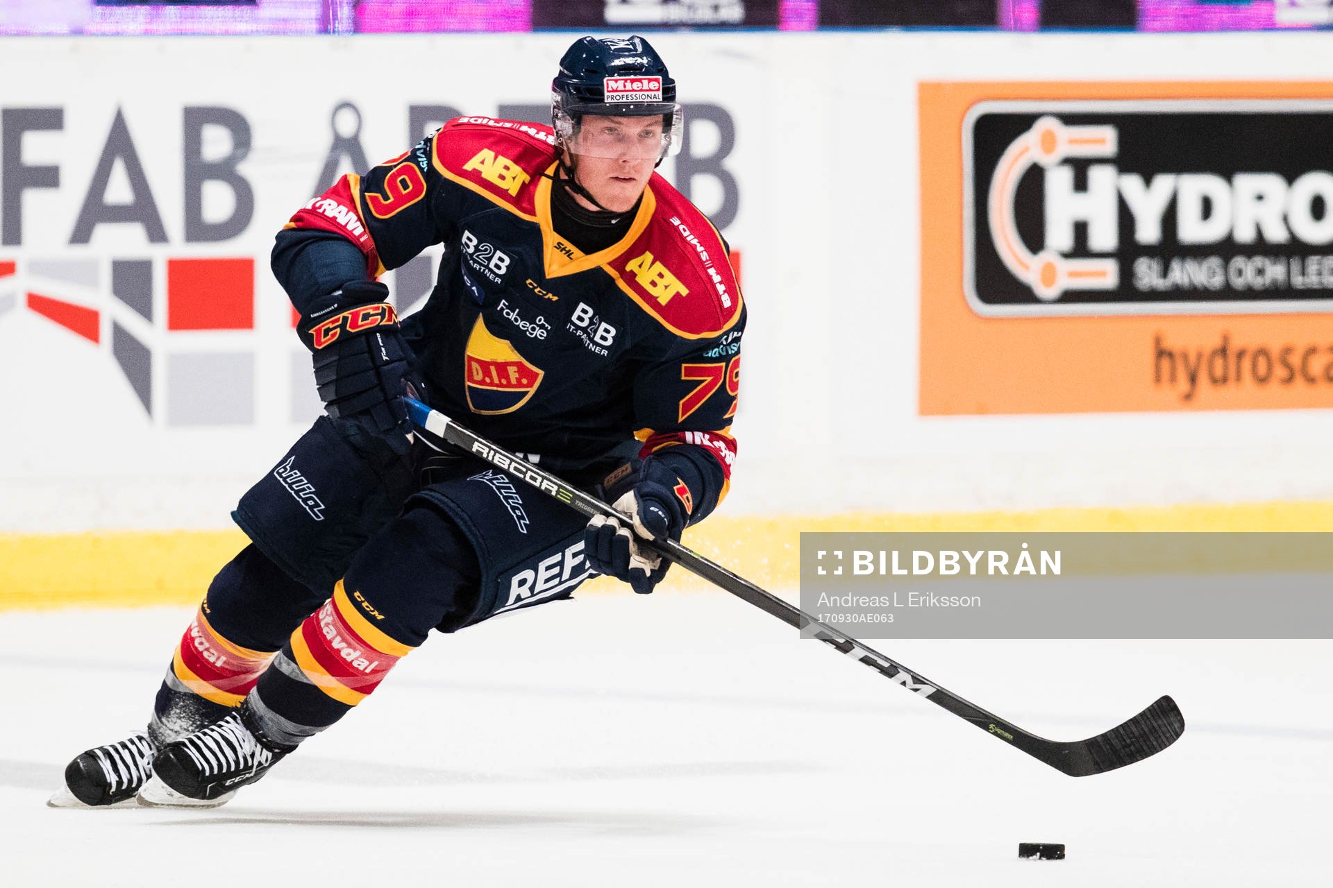 Djurgårdens Patrik Lundh med pucken