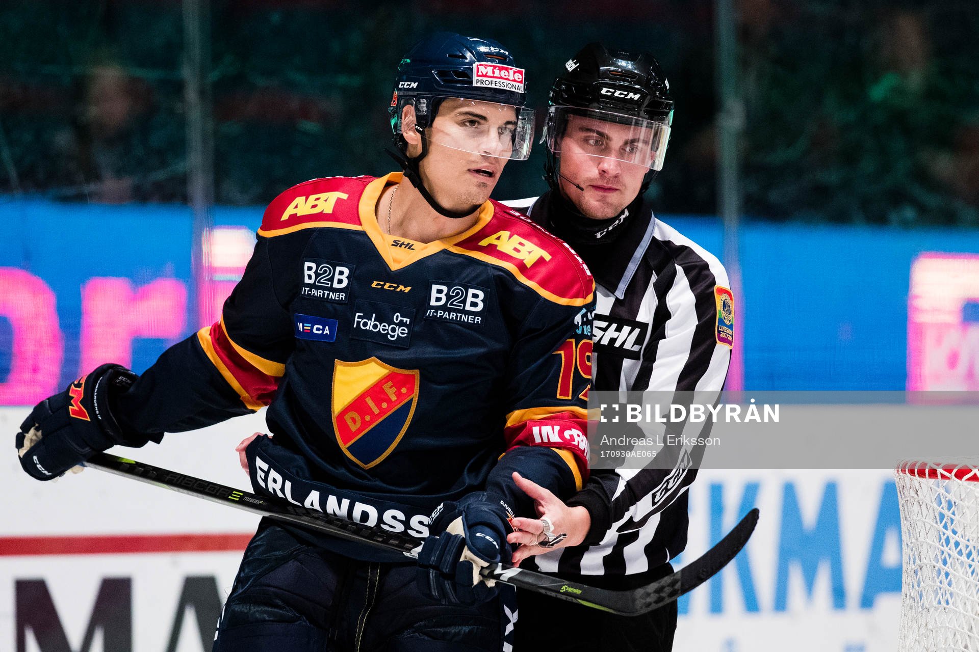 Djurgårdens Rene Bourque talar med linjedomare David