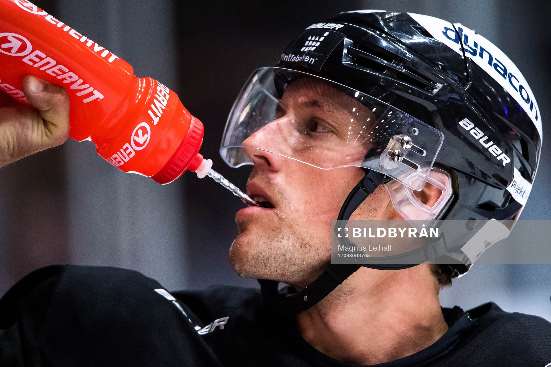 Karlskronas Emil Larsson innan ishockeymatchen i SHL mellan