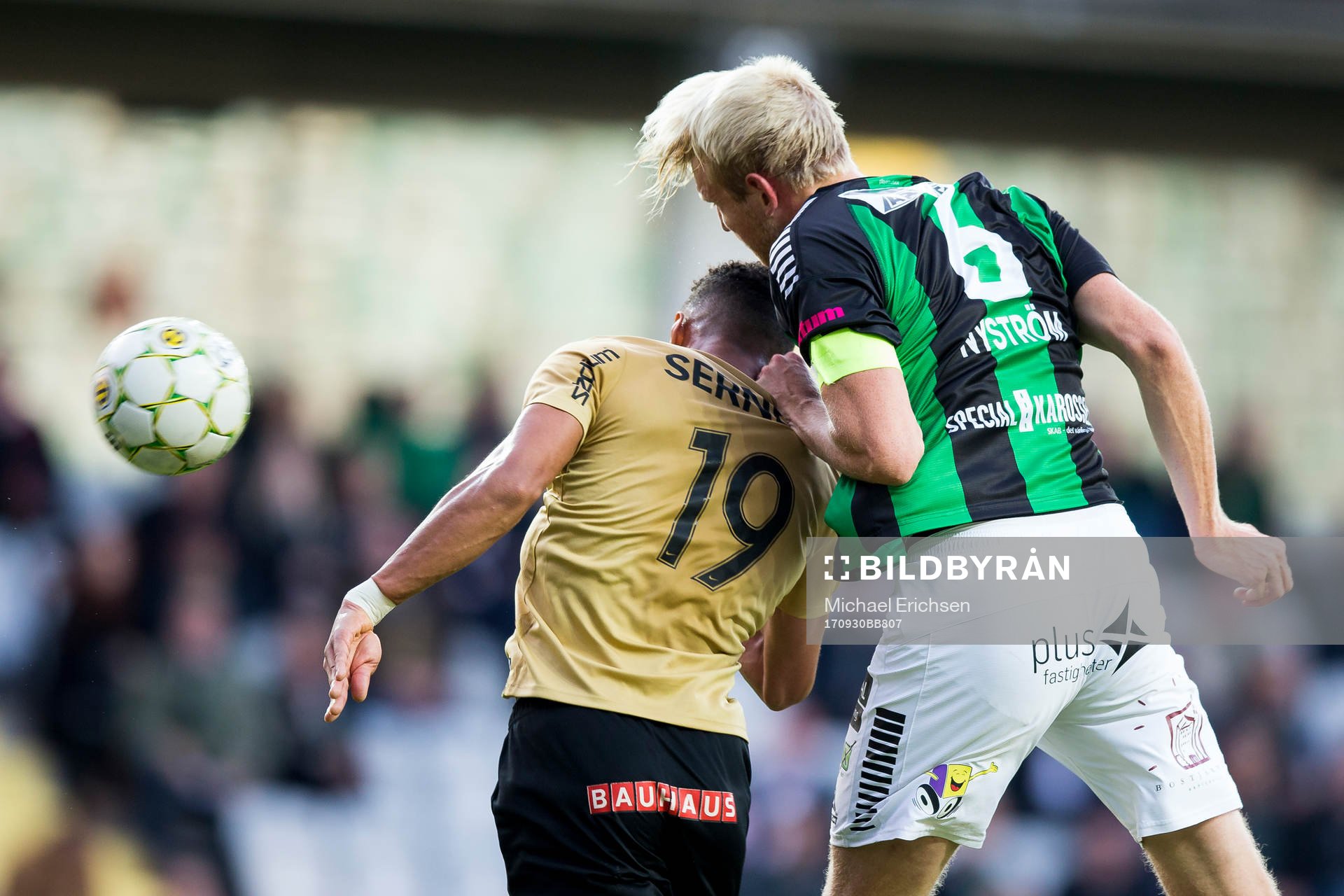 GAIS Carl Nyström i nickduell med Brommapojkarnas Kevin Kabran under fotbollsmatchen i Superettan mellan GAIS och Brommapojkarna den 30 september 2017 i Göteborg.