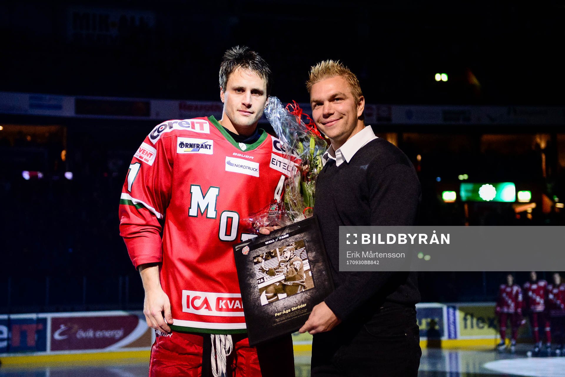 Per-Åge Skröder uppmärksammas före  ishockeymatchen i