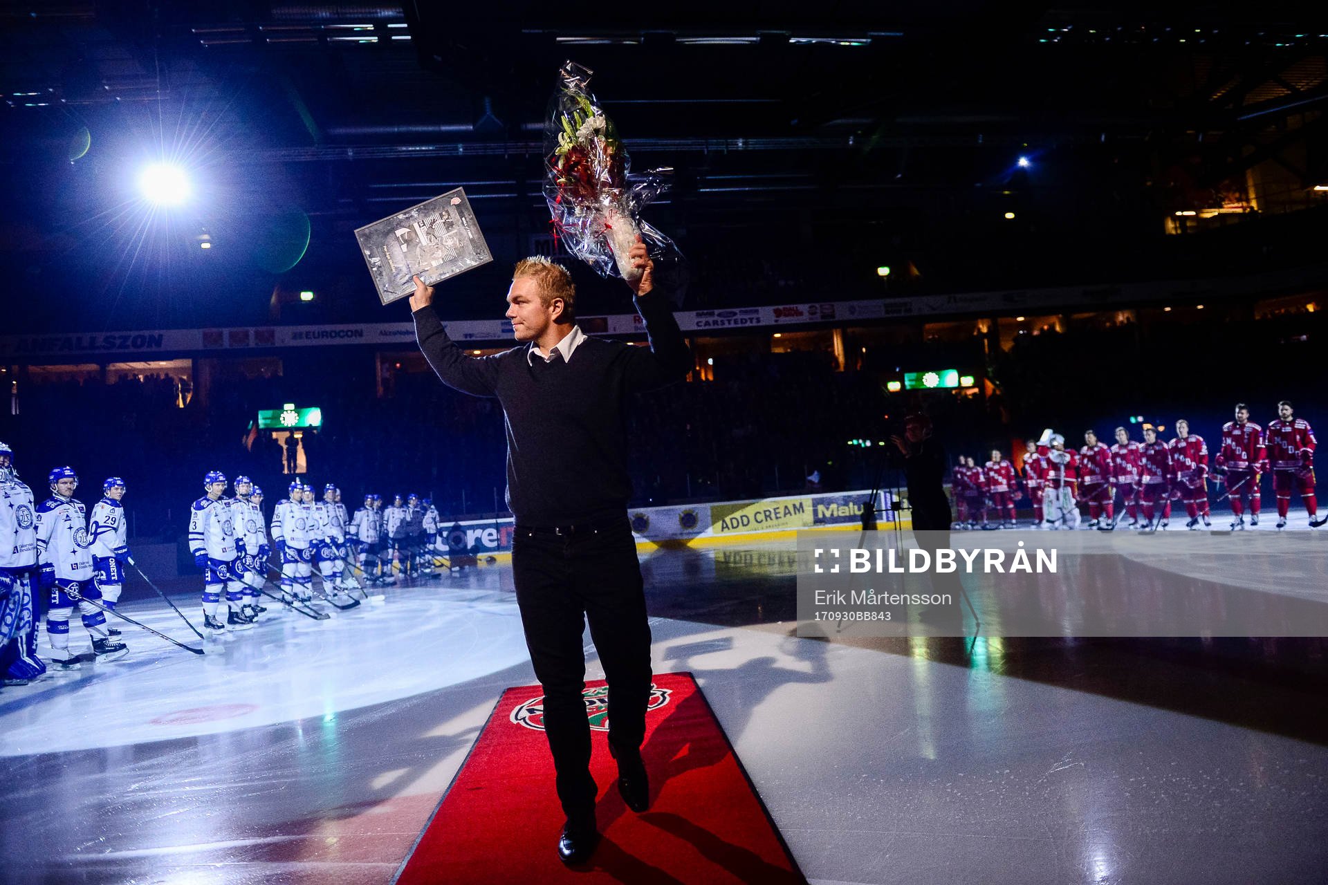 Per-Åge Skröder uppmärksammas före  ishockeymatchen i