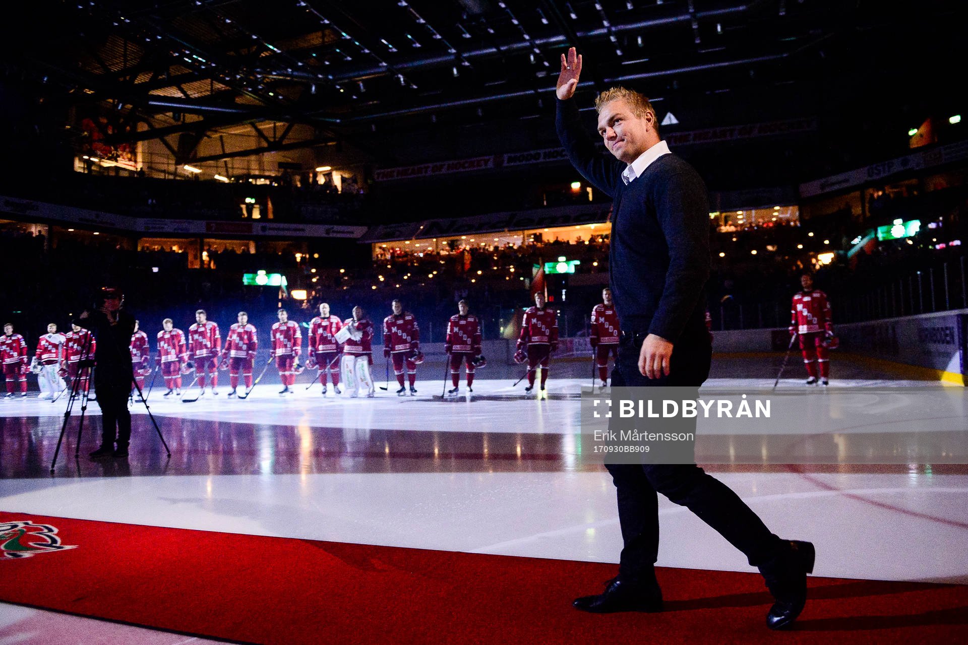 Per-Åge Skröder uppmärksammas före  ishockeymatchen i