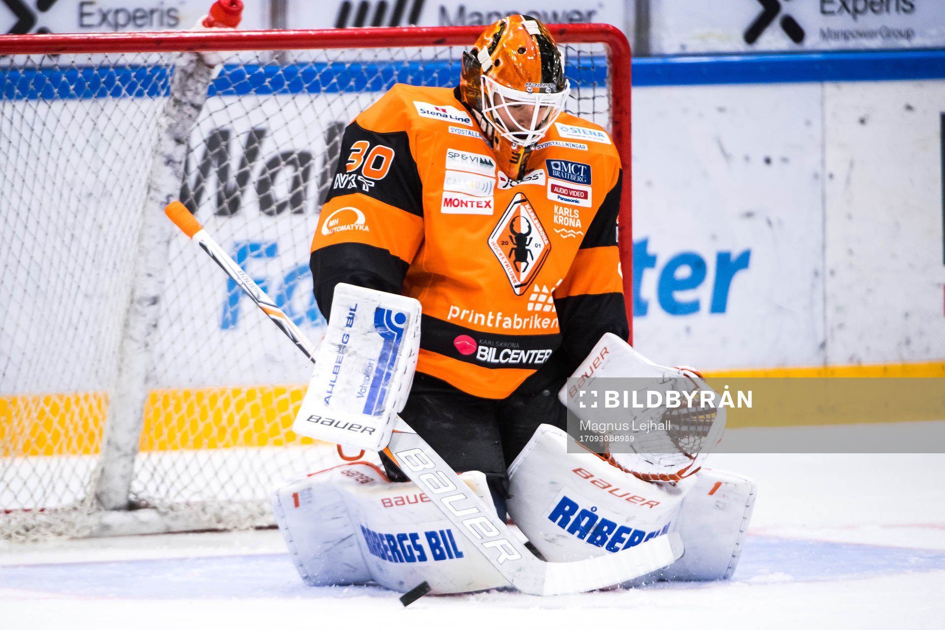Karlskronas målvakt Henrik Lundberg räddar