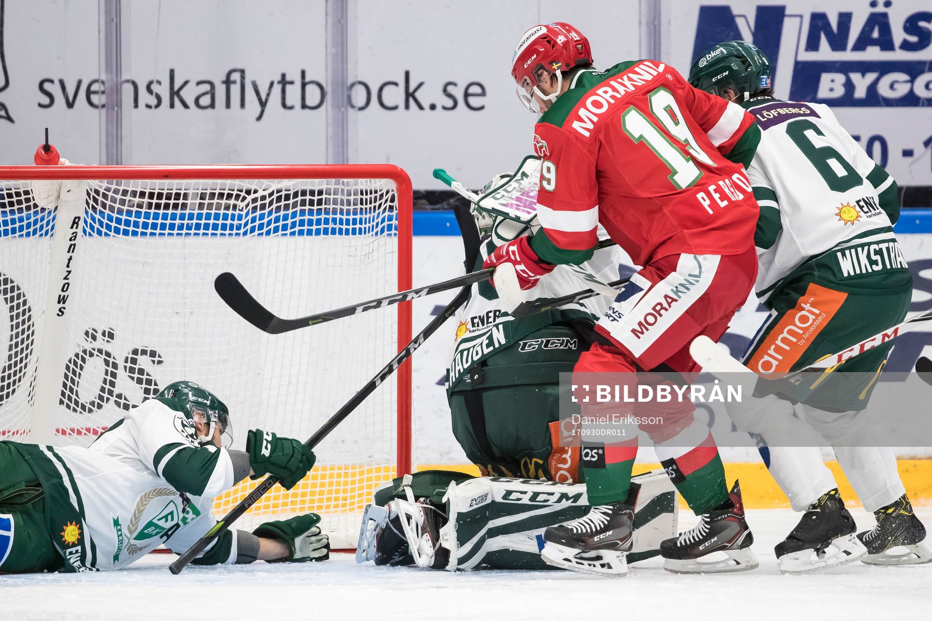 Färjestads Anton Grundel ligger bakom Färjestads målvakt