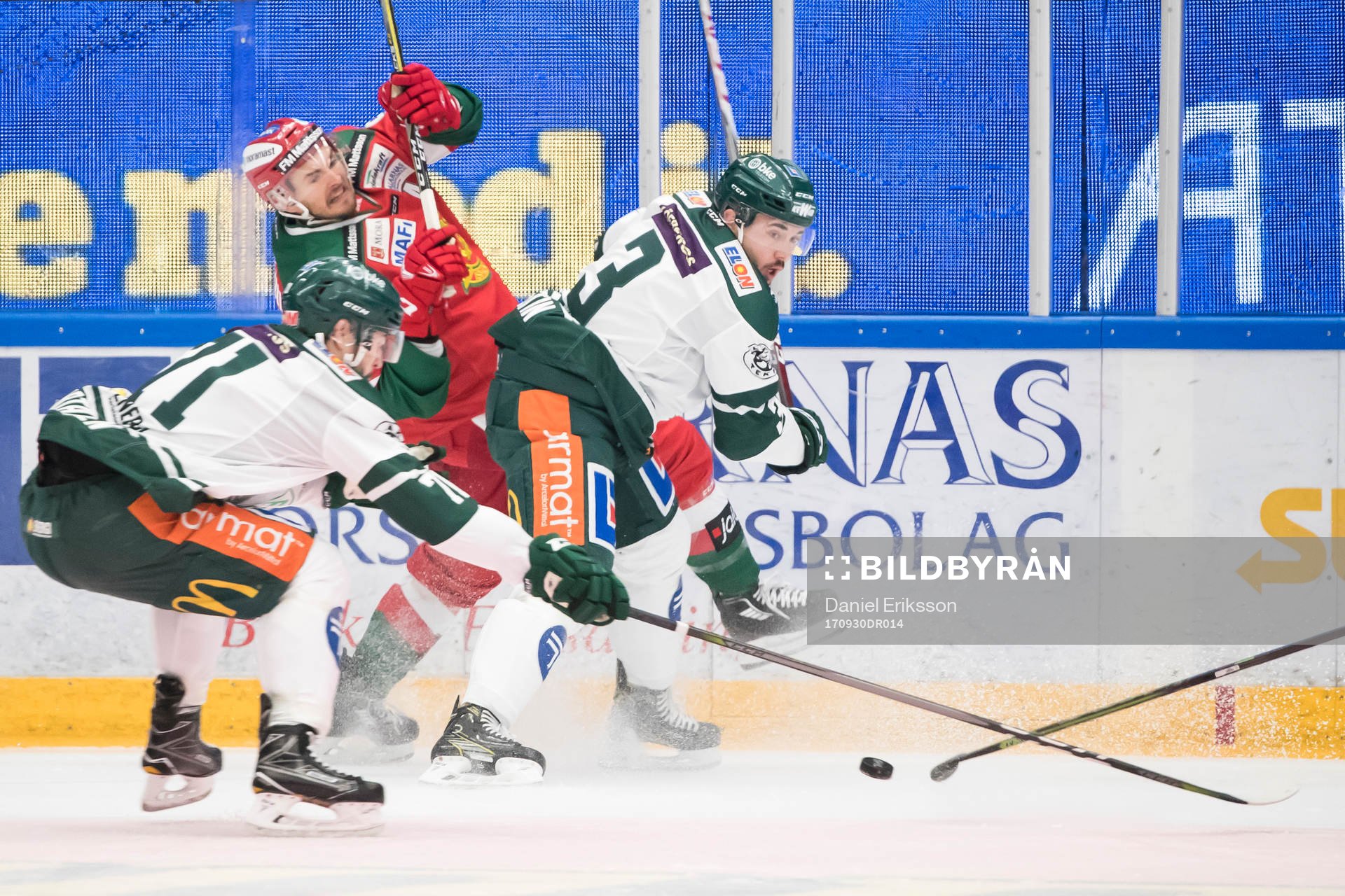 Moras Tomas Skogs mellan Färjestads Jesse Virtanen och