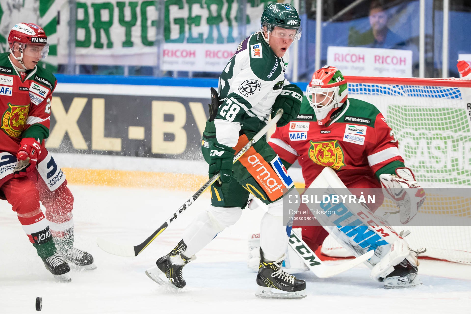 Färjestads Fabian Zetterlund framför Moras målvakt