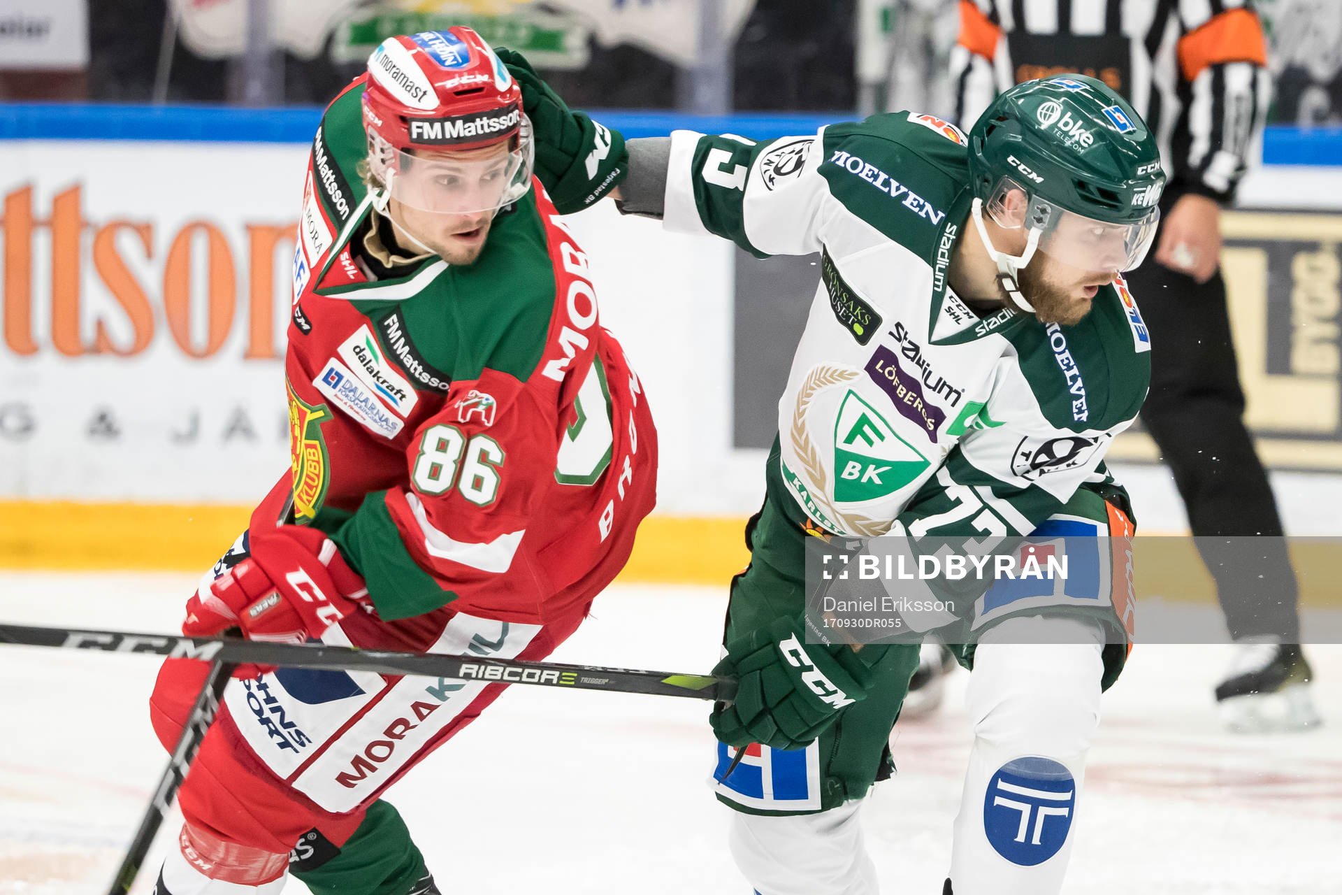 Moras Mathias Bromé och Färjestads Anton Grundel  i