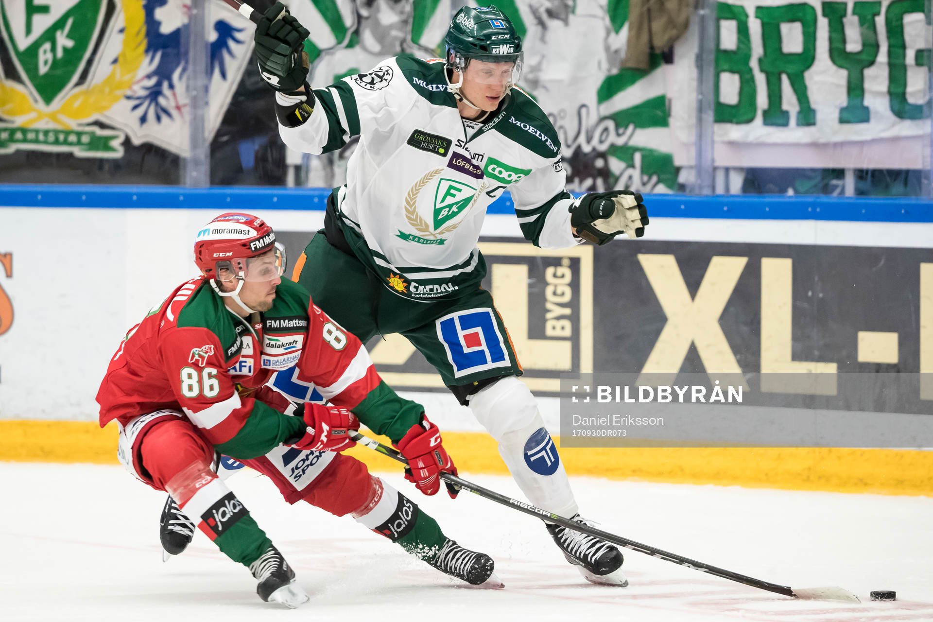 Moras Mathias Bromé och Färjestads Johan Ryno i kamp om