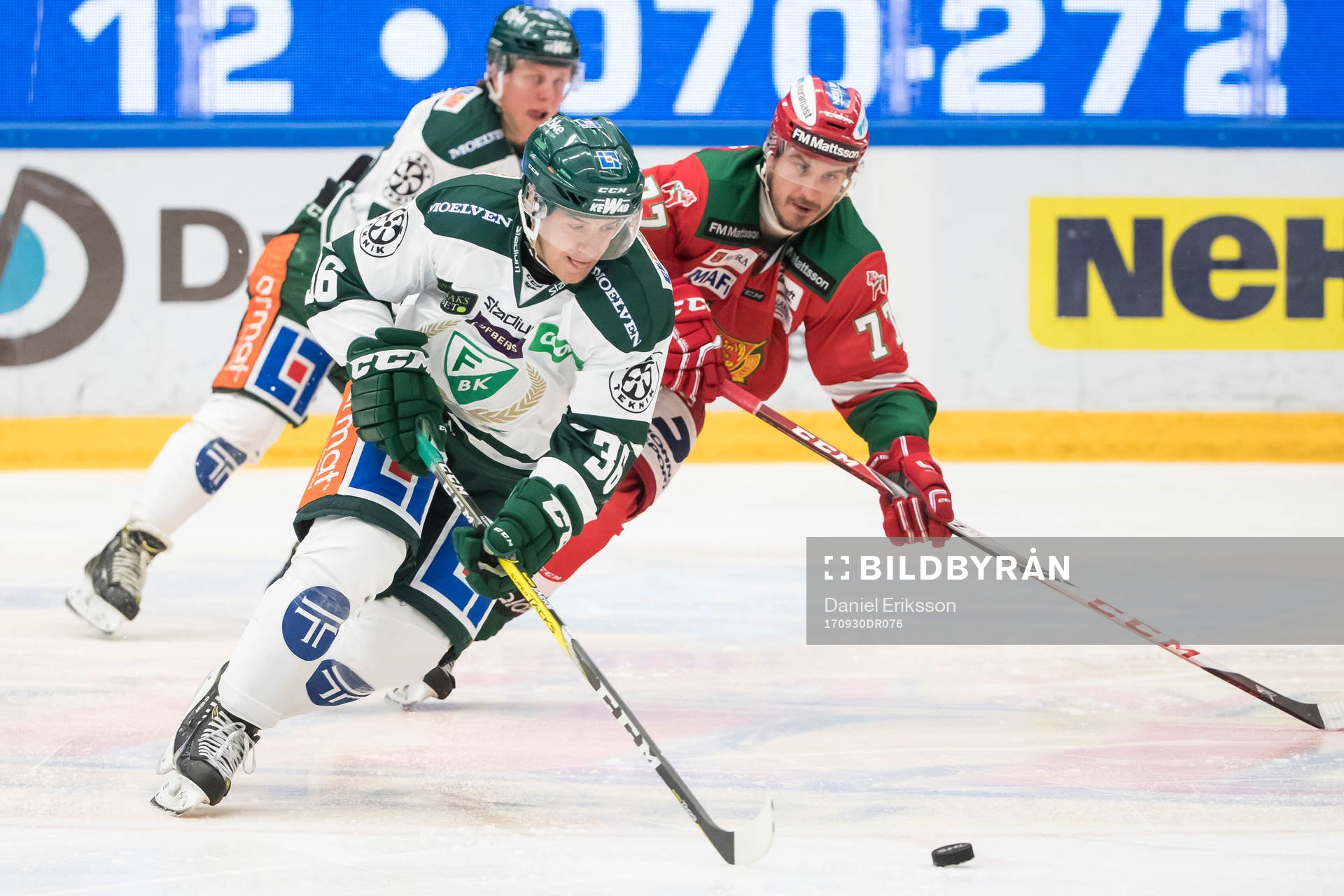 Moras Keaton Ellerby jagar Färjestads Niklas Fogström i