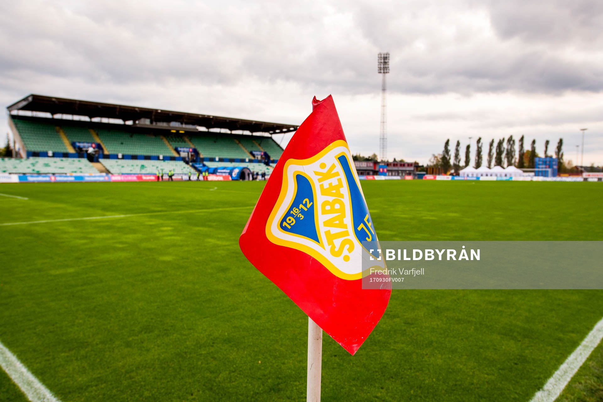 A Stabæk branded corner flag at Nadderud Stadion