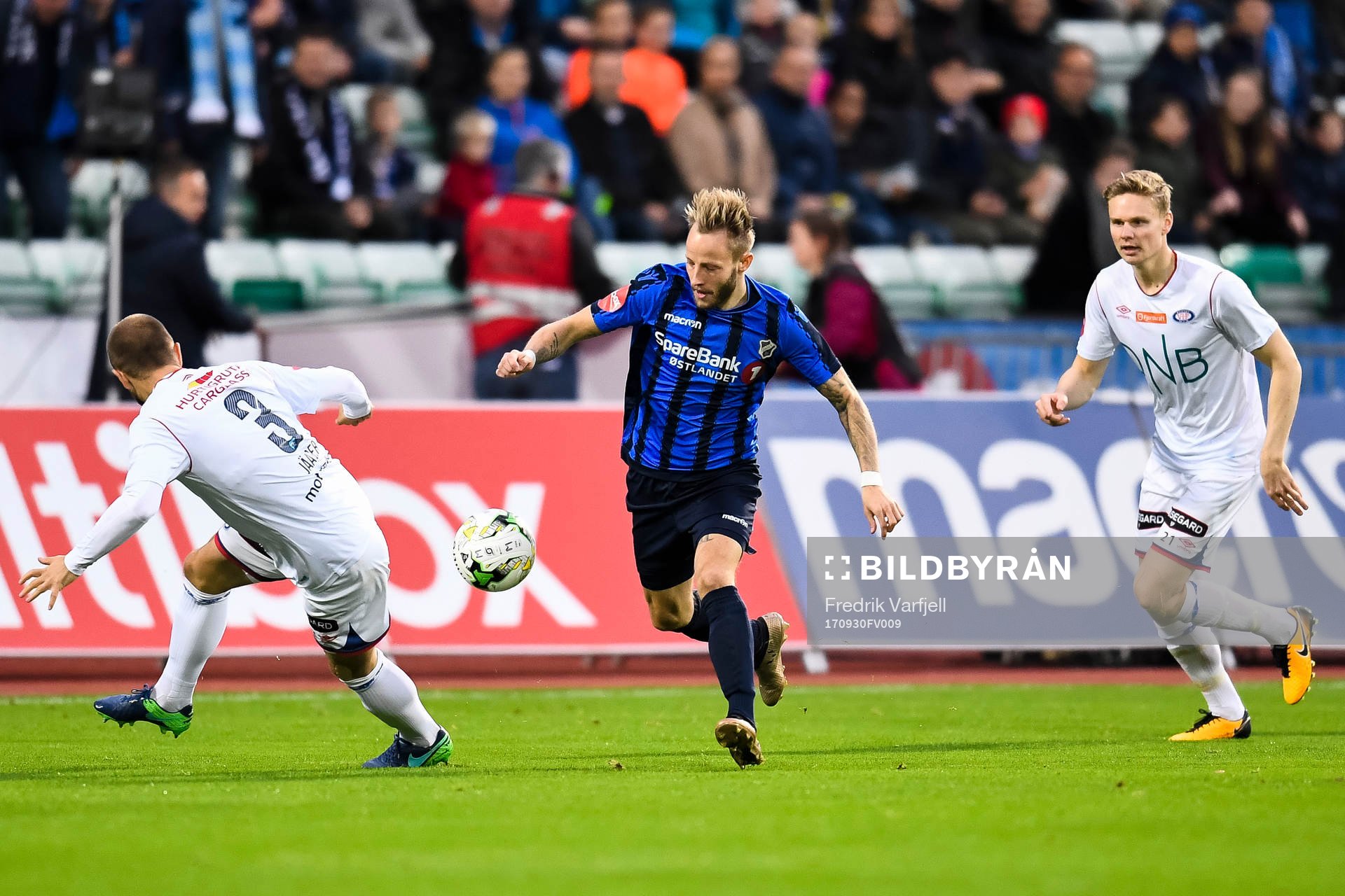 Enar Jaager of Vålerenga  and Tonny Brochmann Christiansen