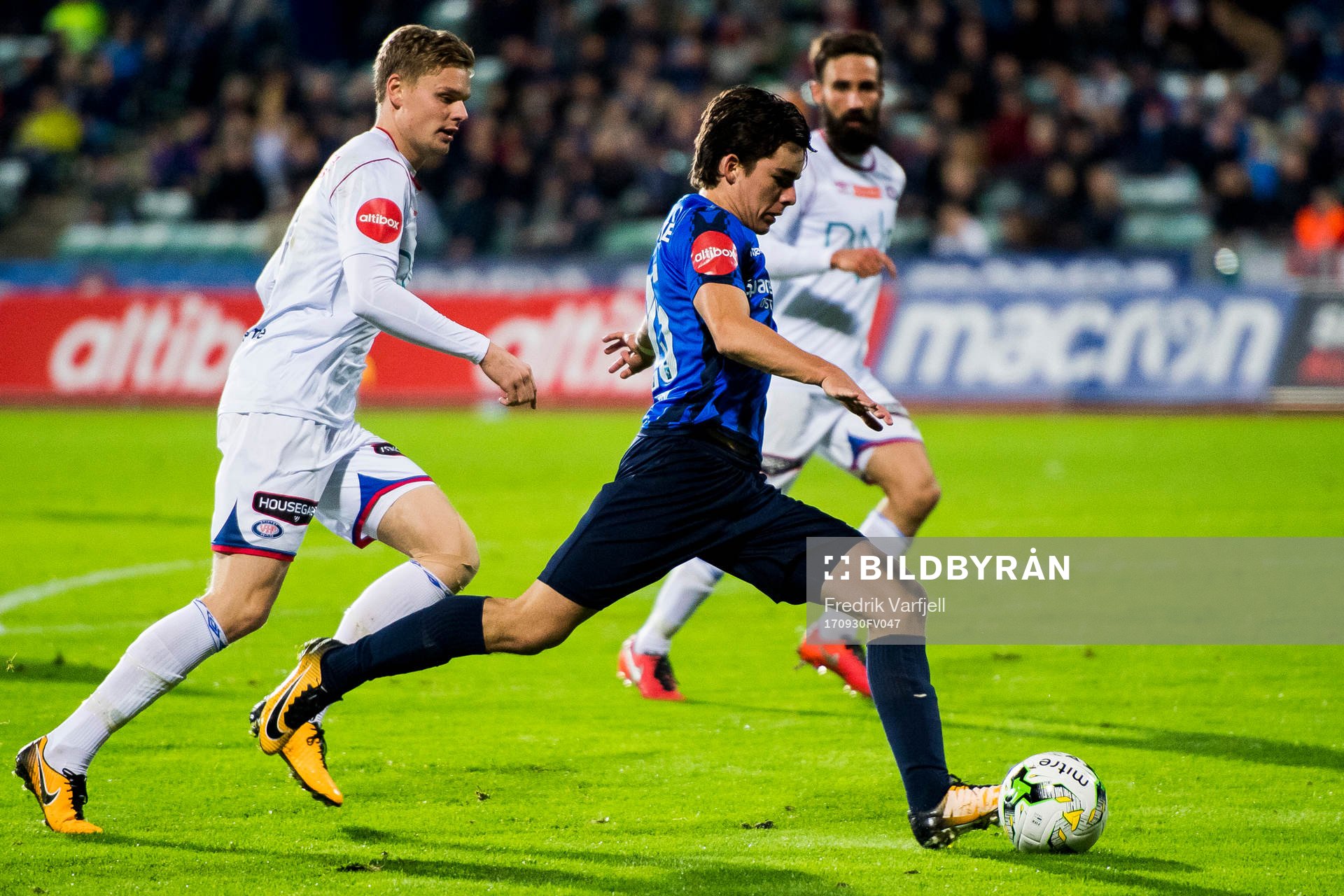 Simen Kristiansen Juklerød of Vålerenga and Hugo Vegard