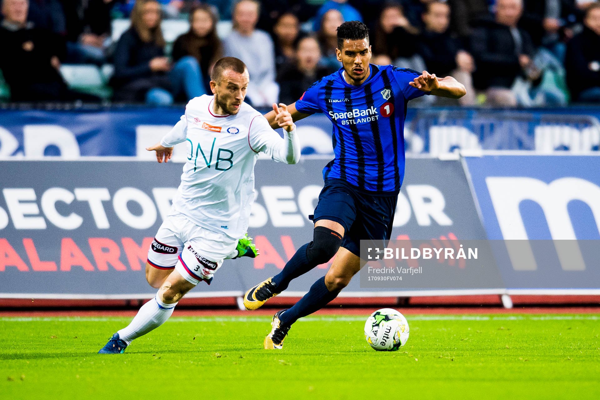 Enar Jaager of Vålerenga and Ohikhuaeme Anthony Omoijuanfo