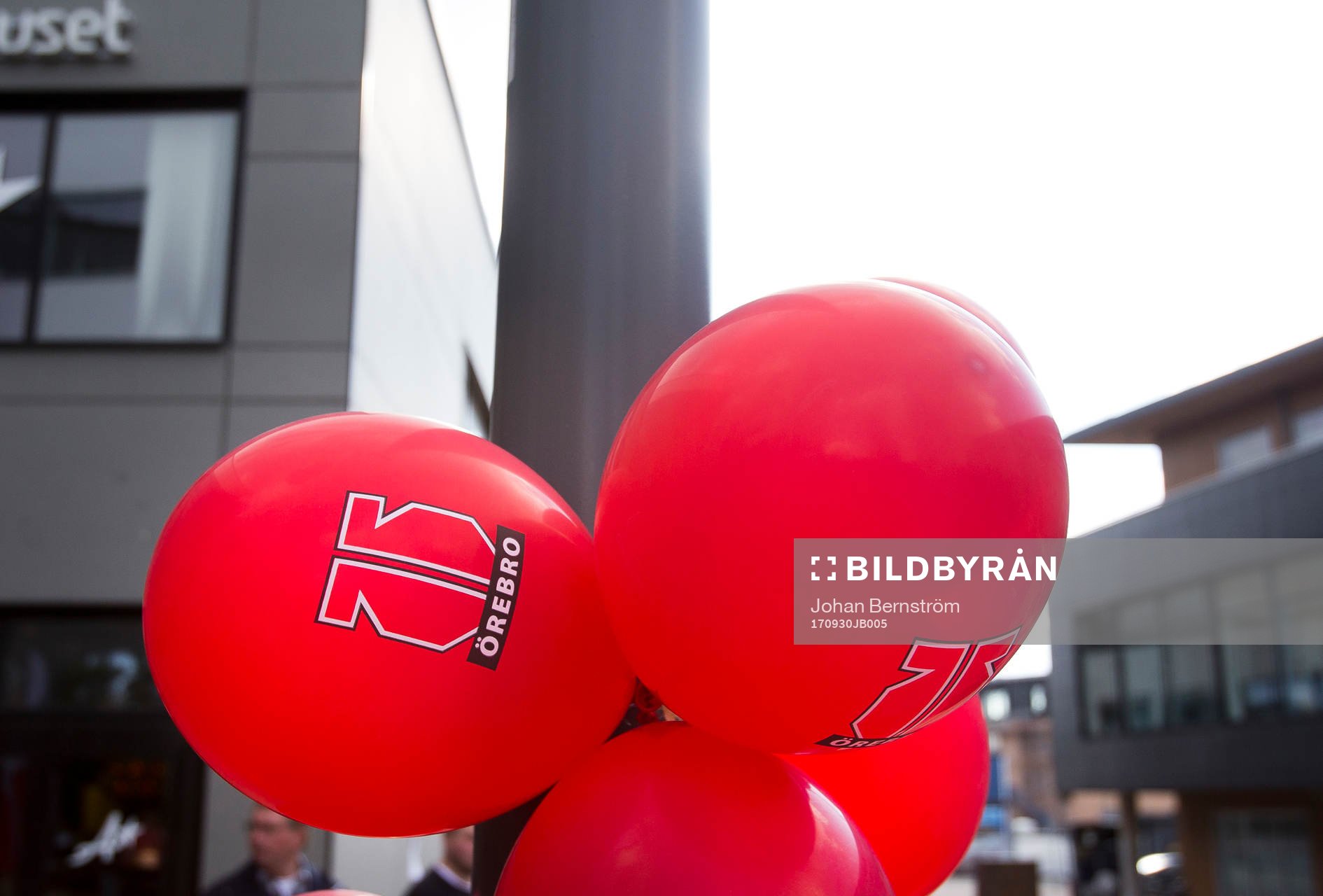 Ballonger med Örebros logotyp på