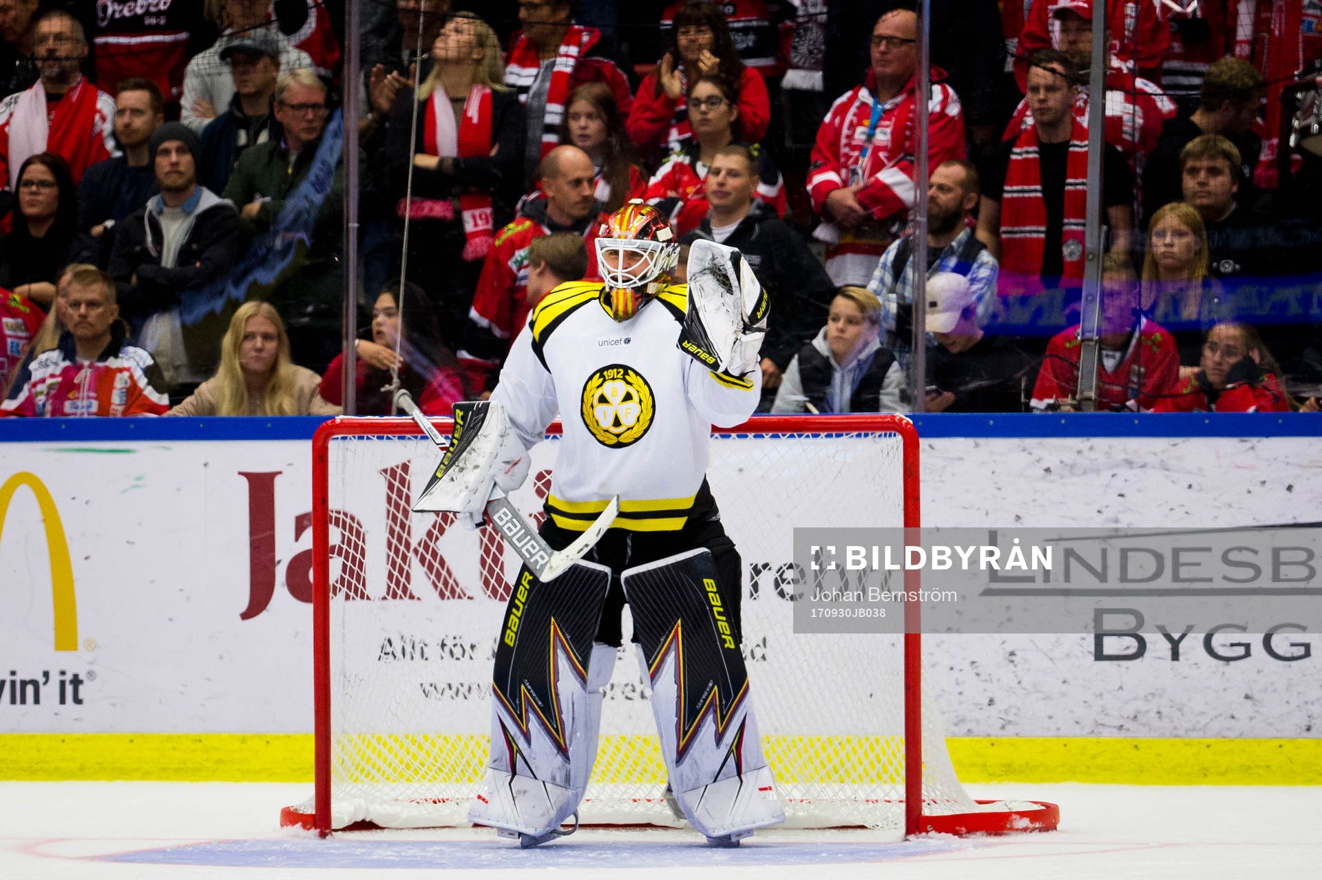 Brynäs målvakt Felix Sandström jublar vid slutsignalen