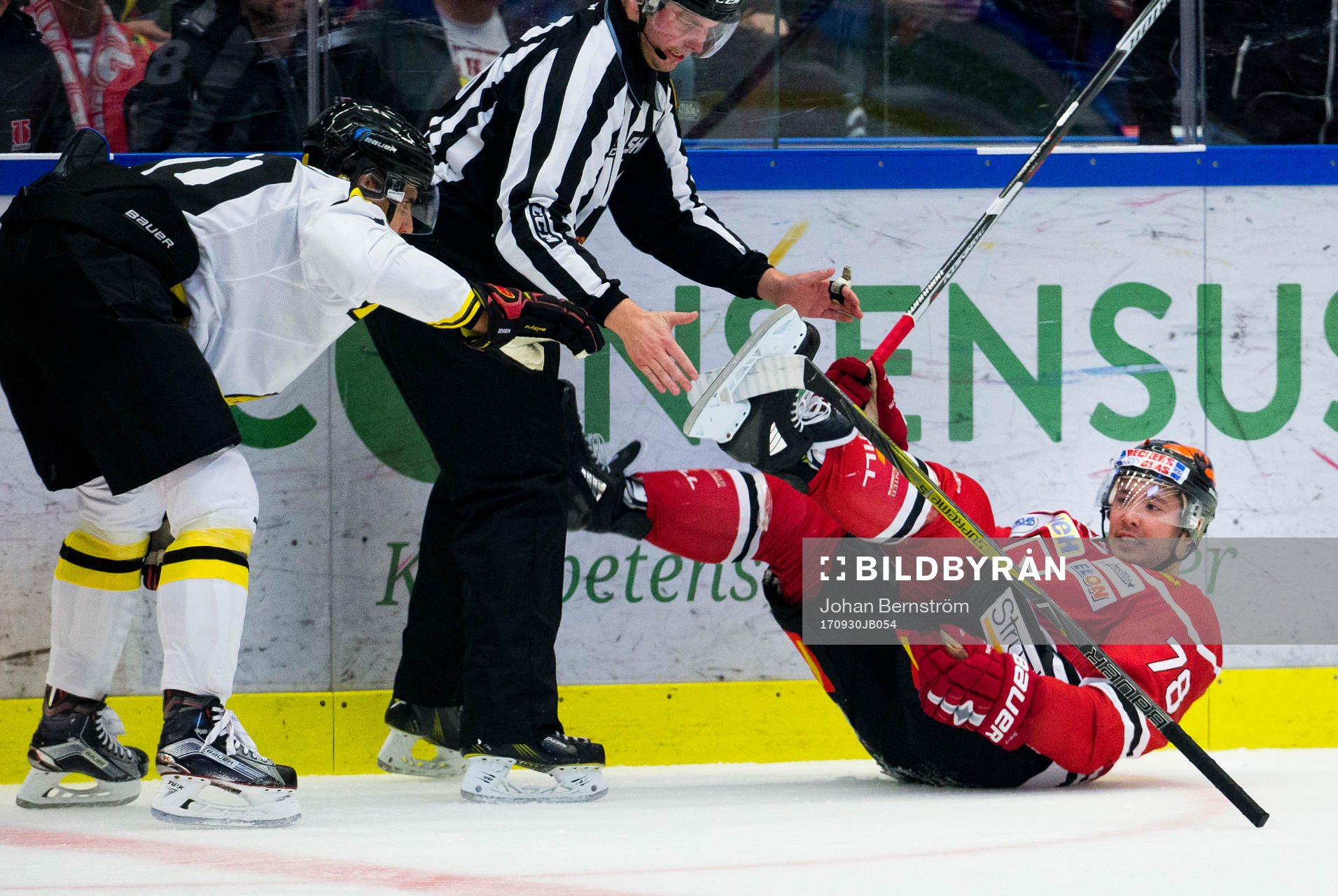 Örebros Victor Bartley faller med Brynäs Jesper Jensen