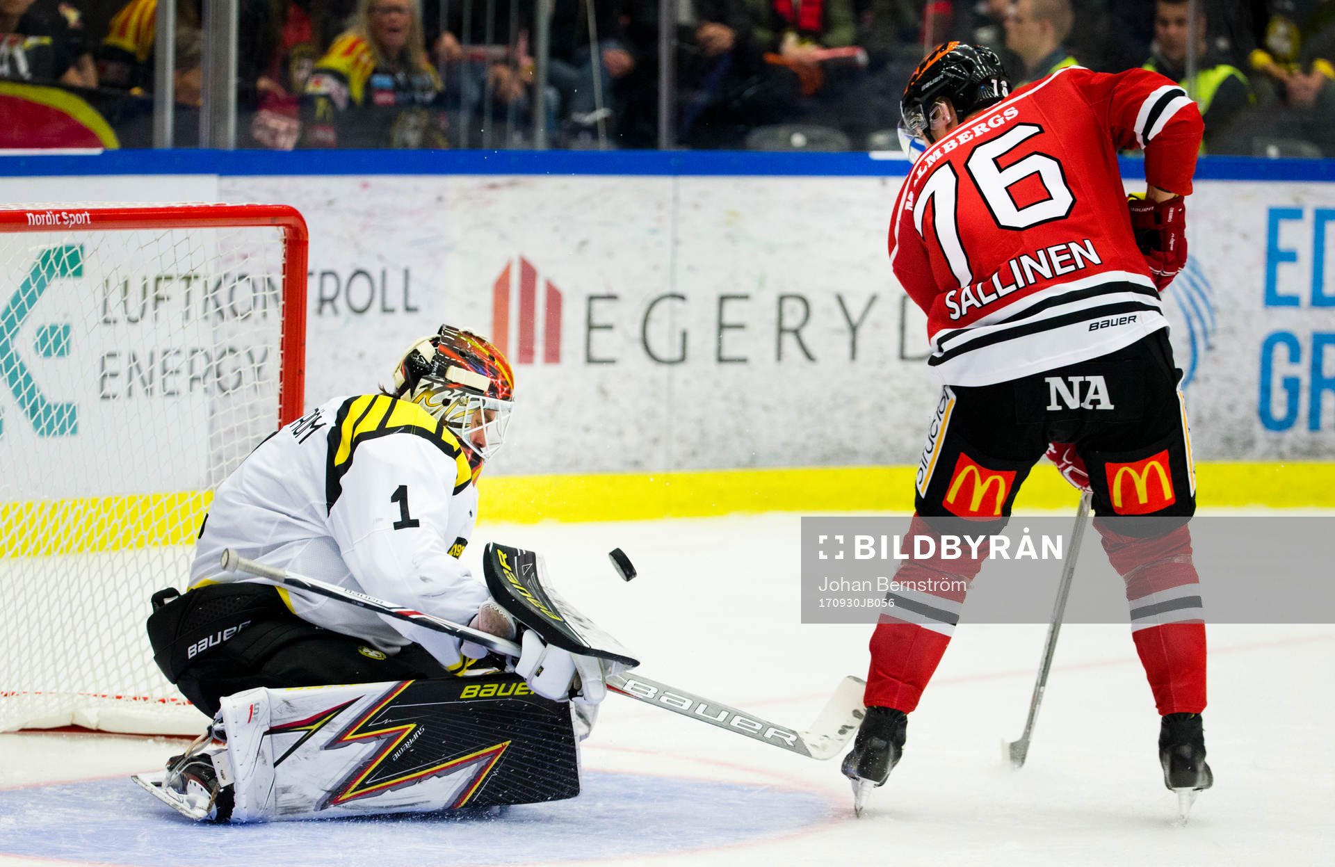 Örebros Jare Sallinen fri med Brynäs målvakt Felix