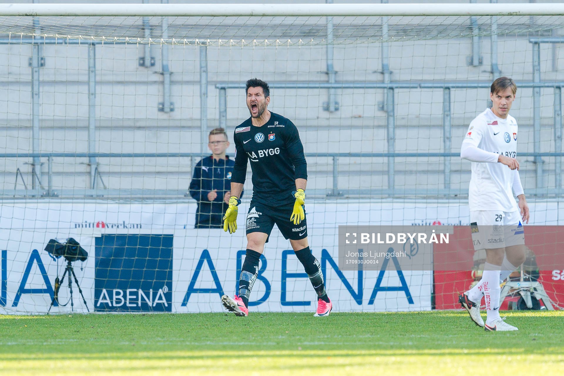 Örgrytes målvakt Stojan Lukic skriker