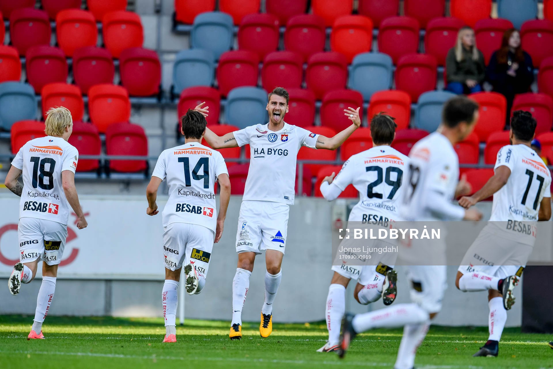 Örgrytes spelare jublar efter 0-1 under fotbollsmatchen i Superettan mellan Öster och Örgryte den 30 september 2017 i Växjö.