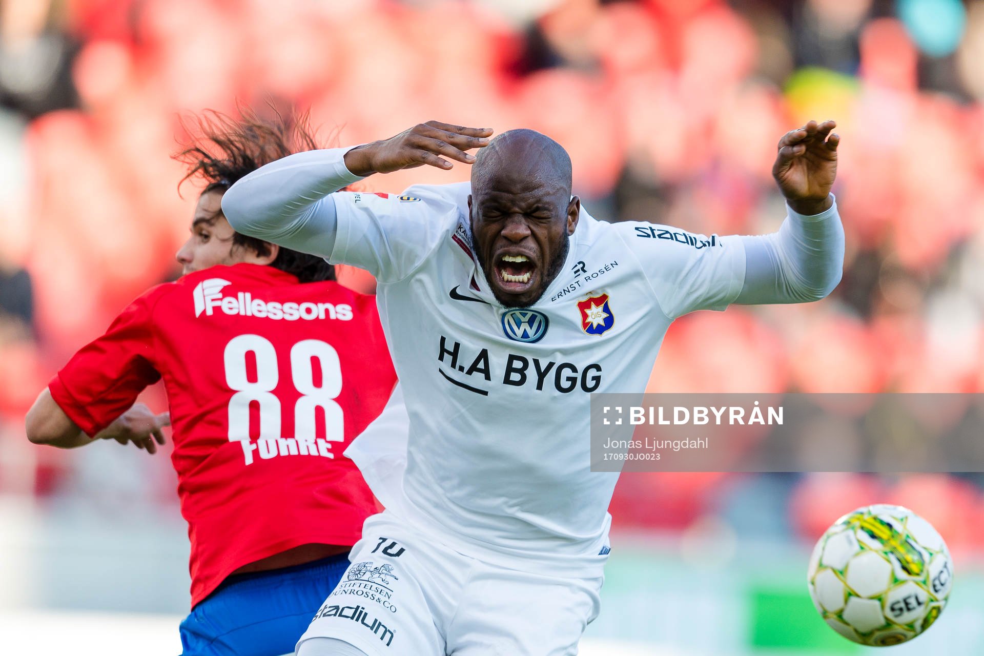 Örgrytes Sebastian Carlsén grinar illa