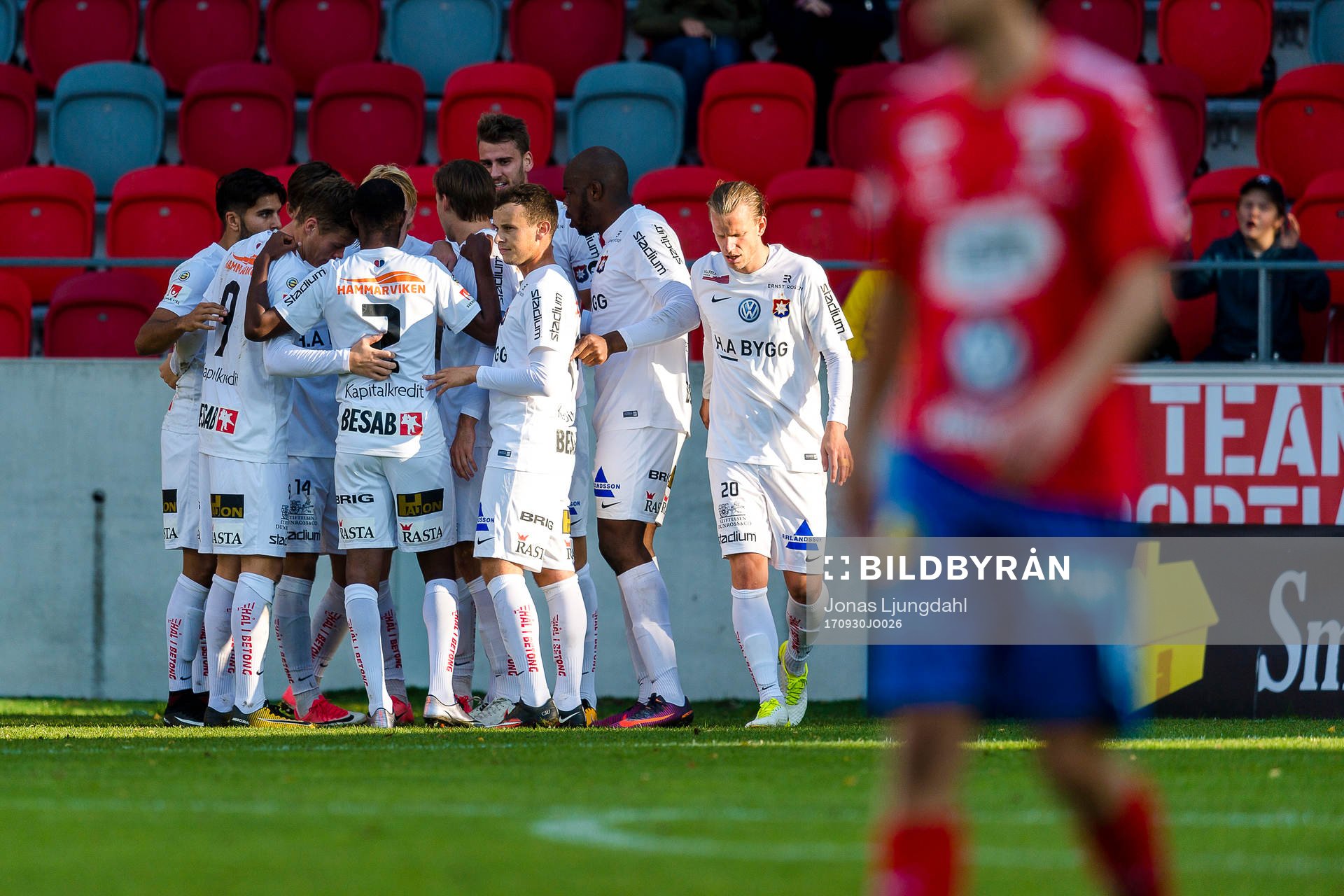 Östers spelare jublar efter 0-1 målet under fotbollsmatchen i Superettan mellan Öster och Örgryte den 30 september 2017 i Växjö.