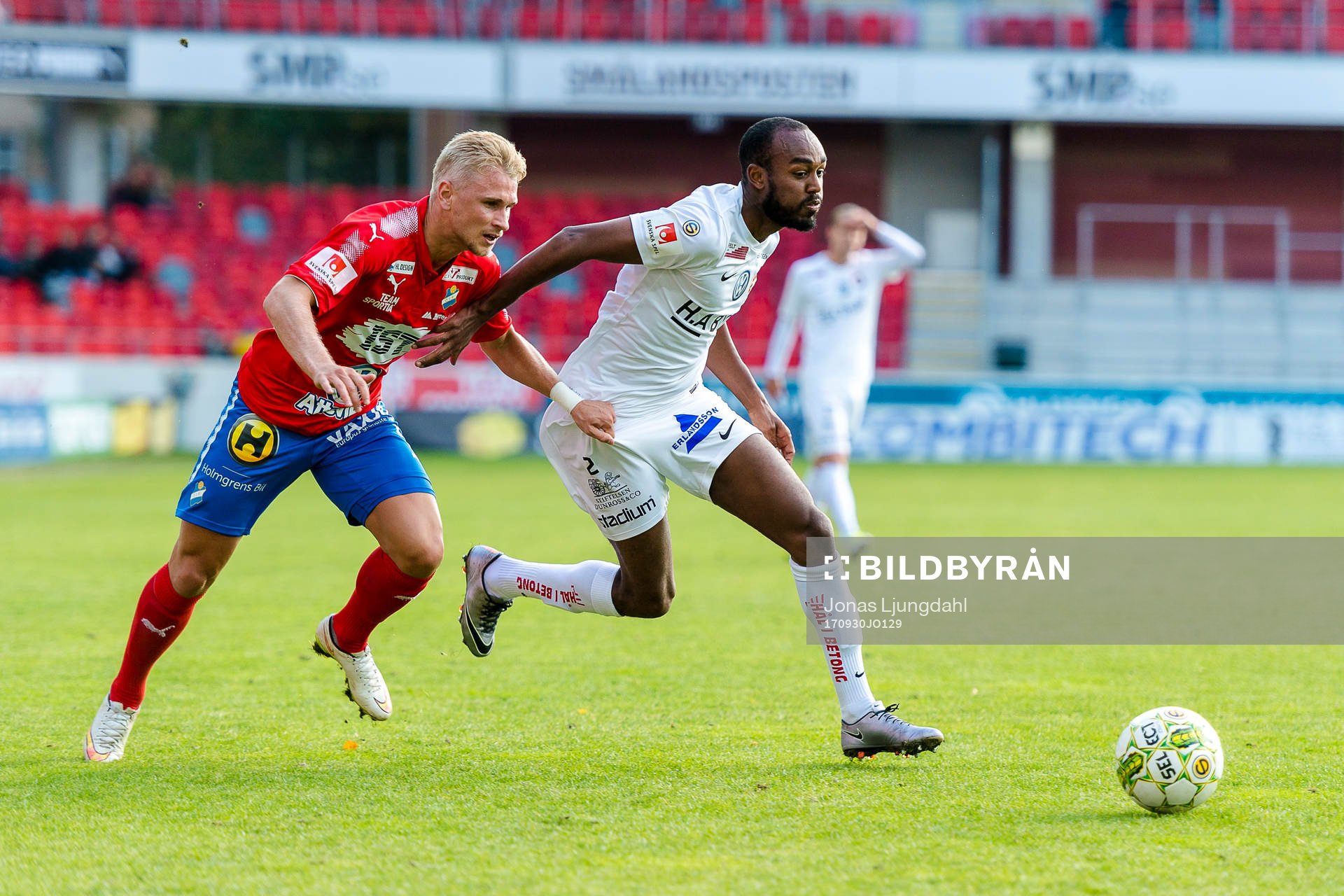 Örgrytes David Johansson jagas av Östers Simon Strand