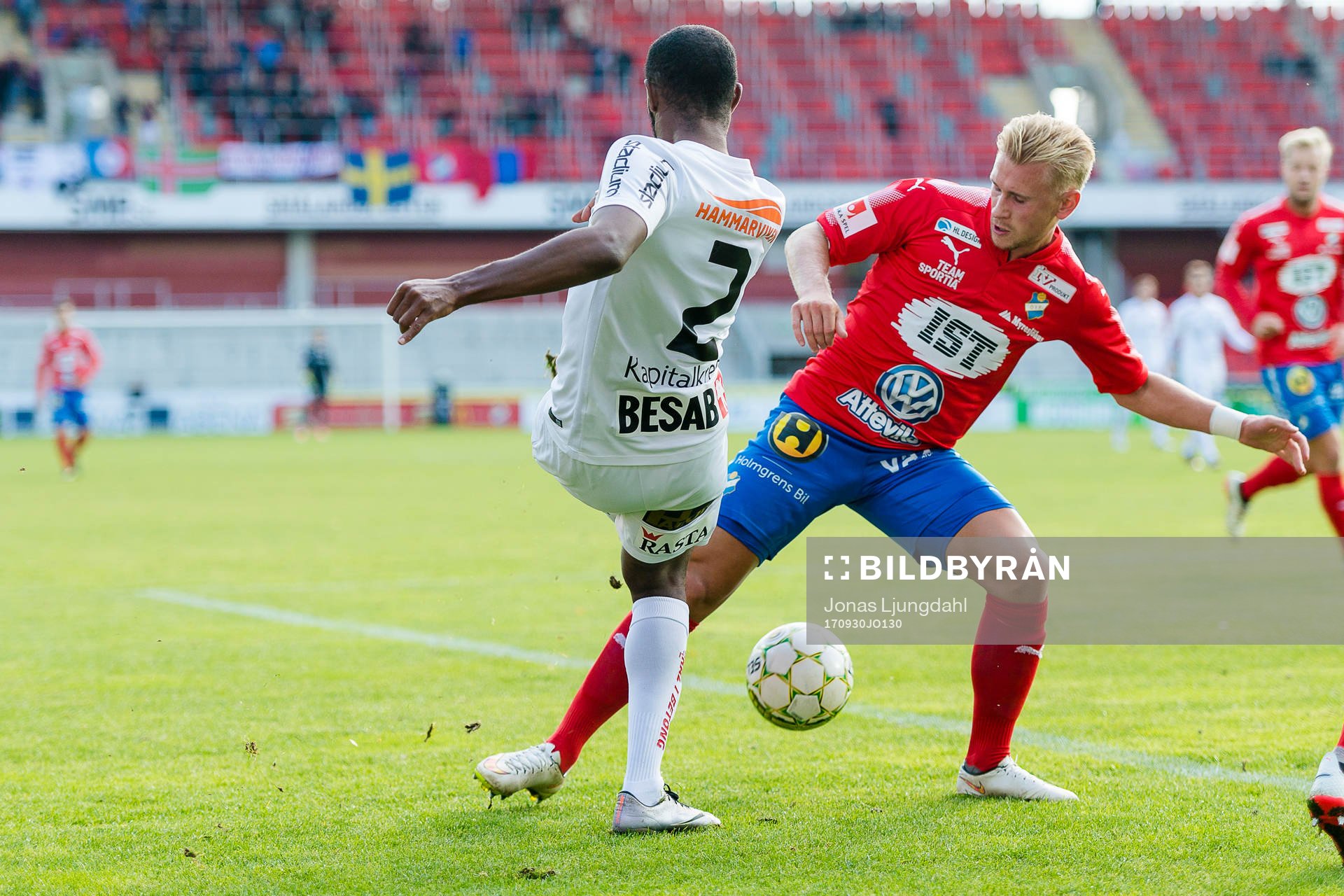 Östers Simon Strandi kamp med Örgrytes David Johansson