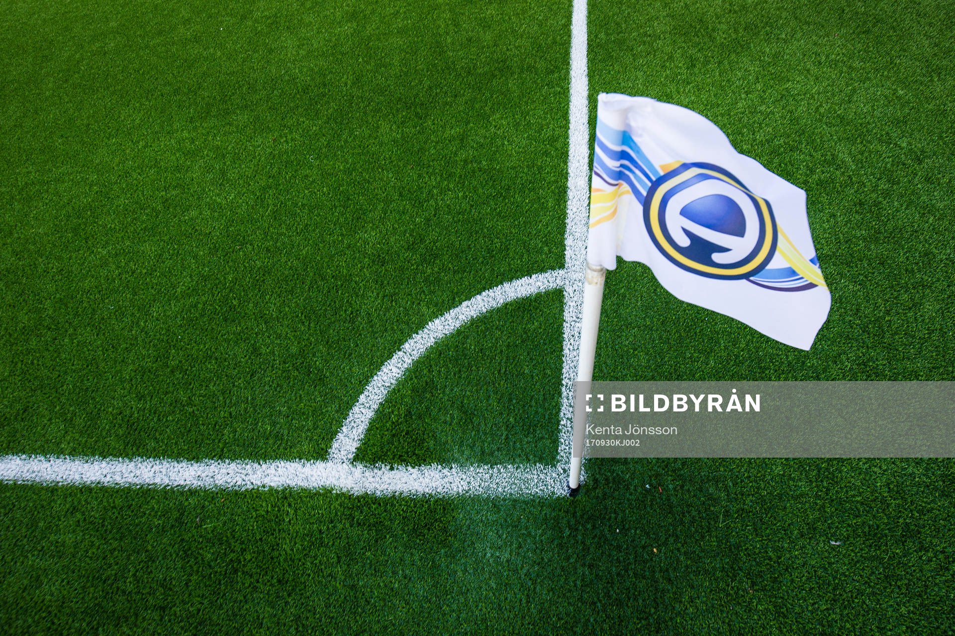 En hörnflagga på Tunavallen innan fotbollsmatchen i