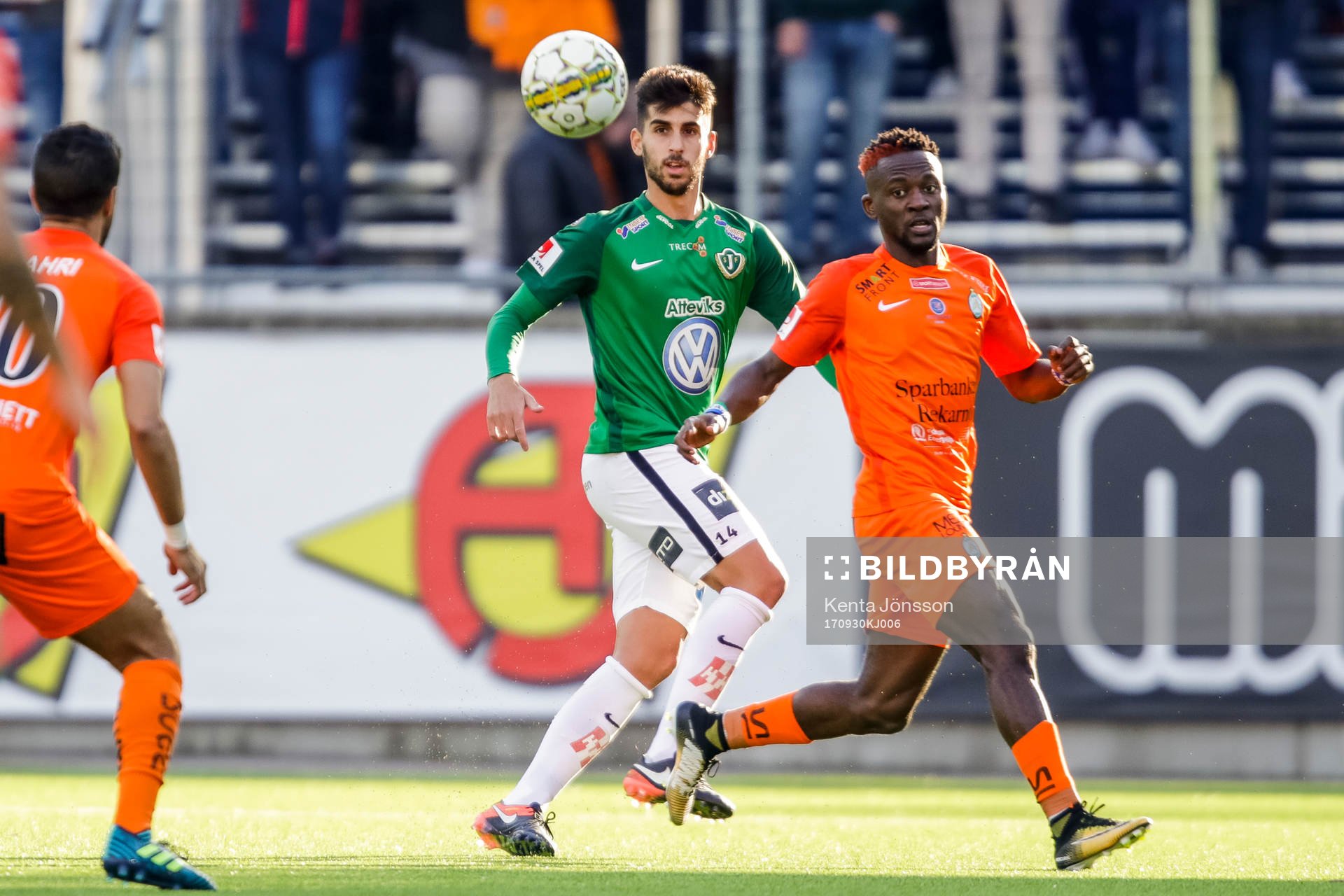 Jönköpings Robert Gojani och AFC Eskilstunas Mohamed Buya