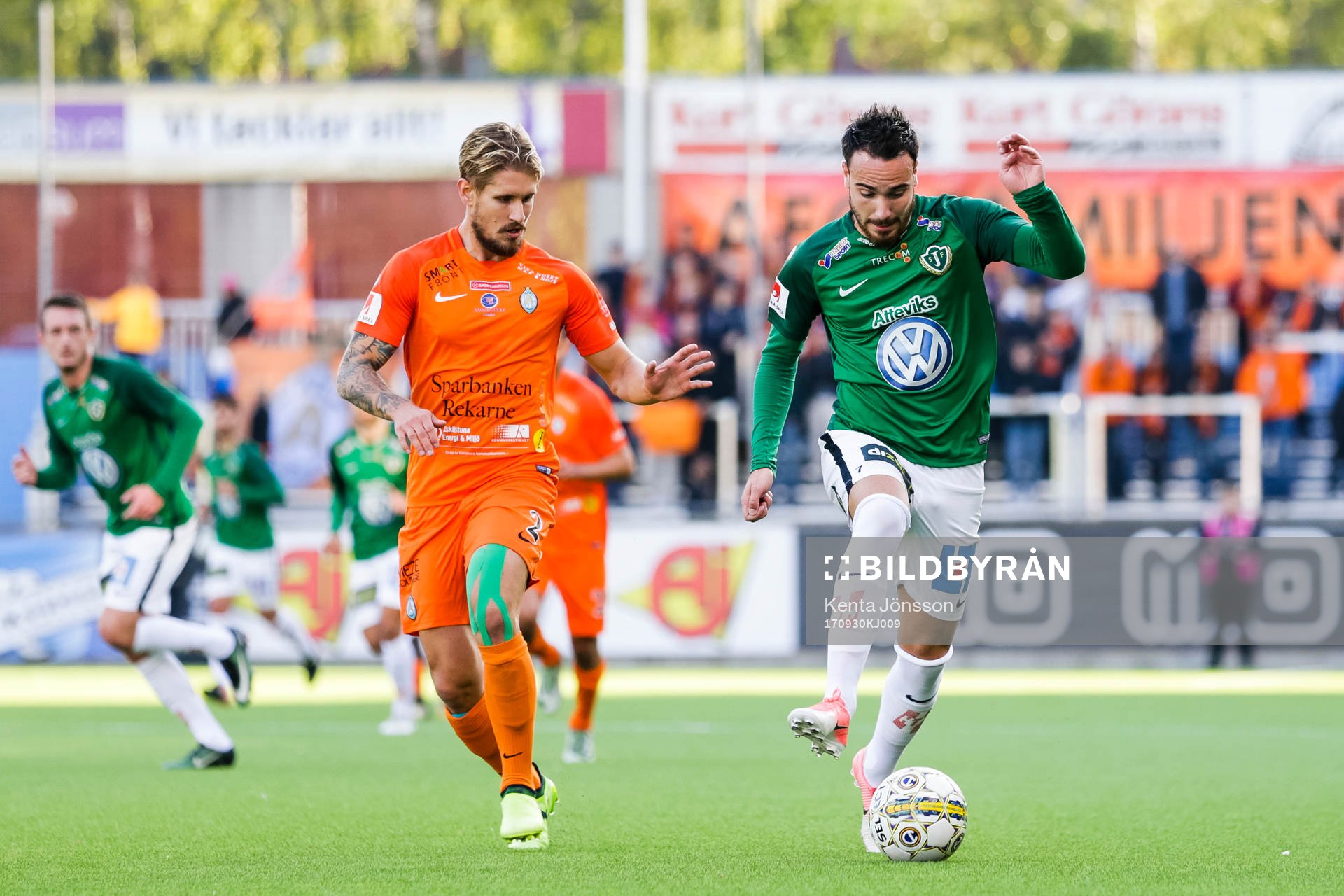 AFC Eskilstunas Daniel Björnquist och Jönköpings Dzenis Kozica under fotbollsmatchen i Allsvenskan mellan AFC Eskilstuna och Jönköping den 30 September 2017 i Eskilstuna.