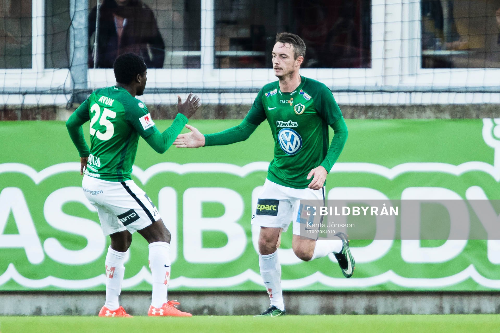 Jönköpings Daryl Smylie jublar med Eric Ayuk