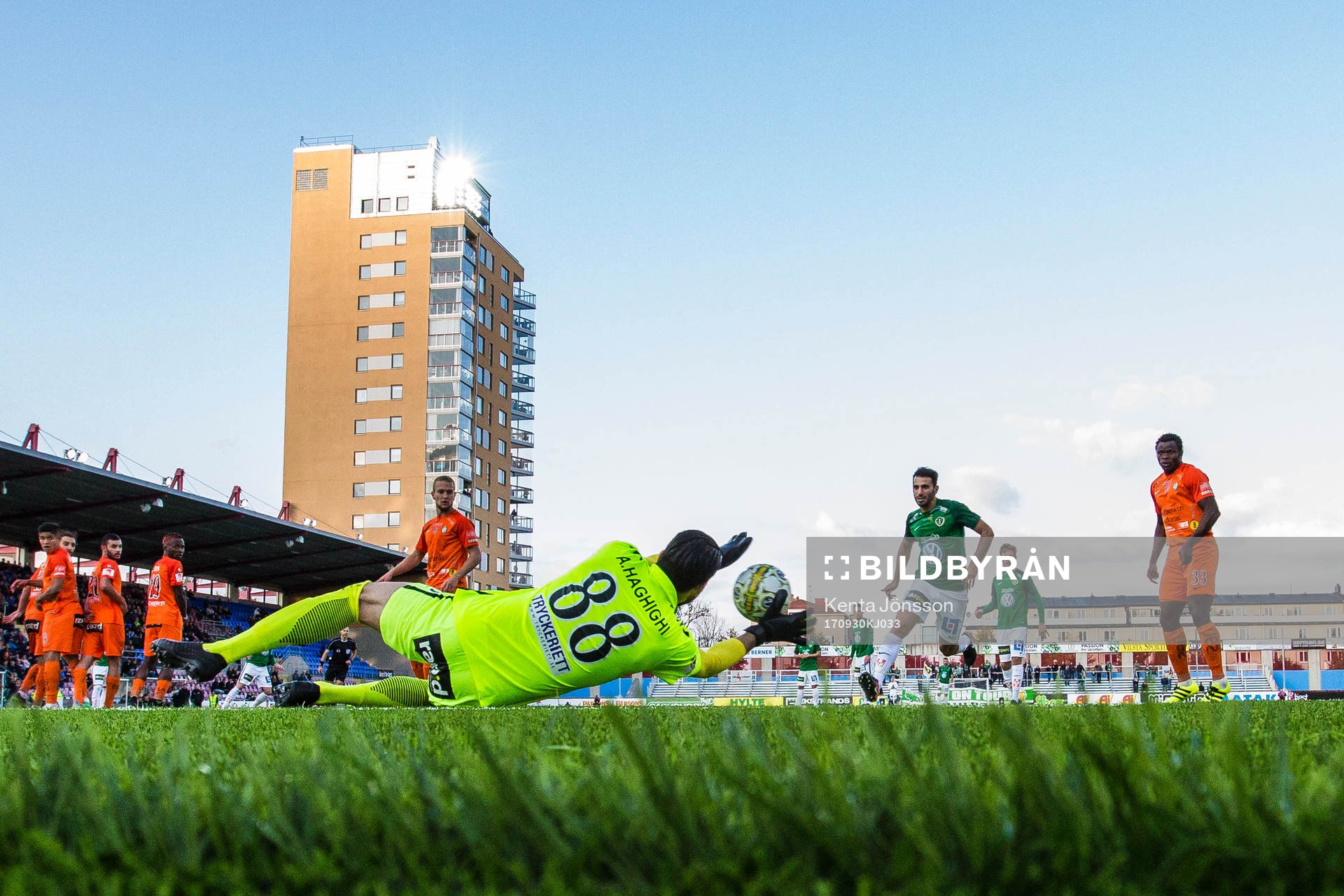 AFC Eskilstunas Målvakt Alireza Haghighi med en räddning
