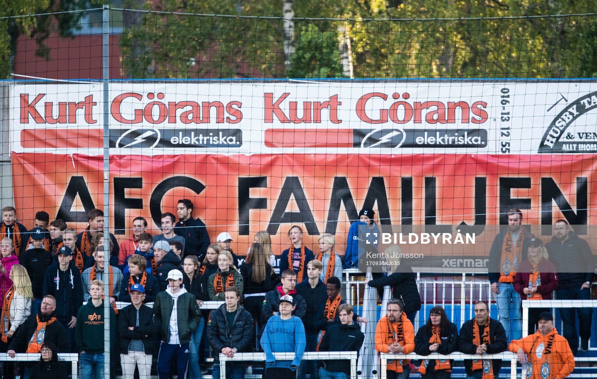 AFC Eskilstunas supportrar med en banderoll