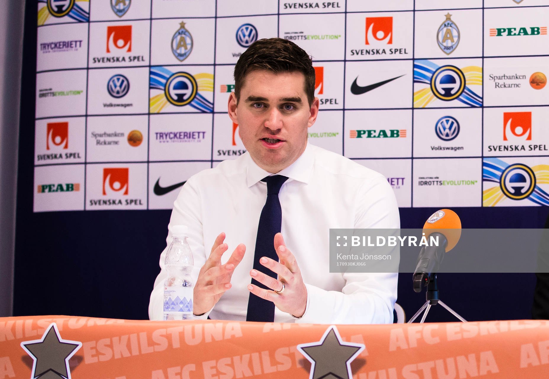 AFC Eskilstunas tränare Michael Jolley på en