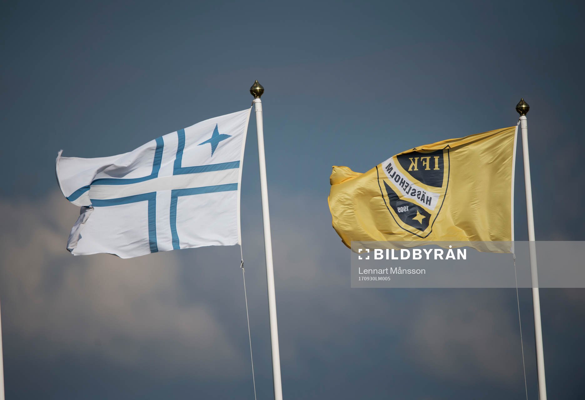 IFK Hässleholms  flaggor vajar i matchen i division 2