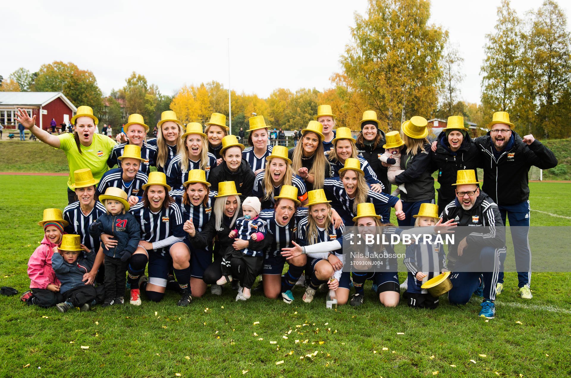 Kovlands lag jublar då Kovland vunnit serien Div 2