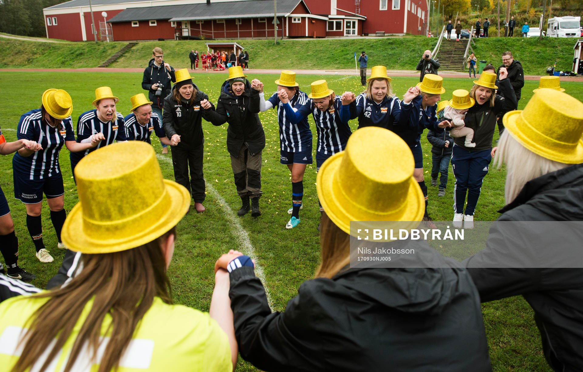 Kovlands lag jublar då Kovland vunnit serien Div 2 mellersta Norrland mellan Kovland och Alnö den 30 september 2017 i Kovland.