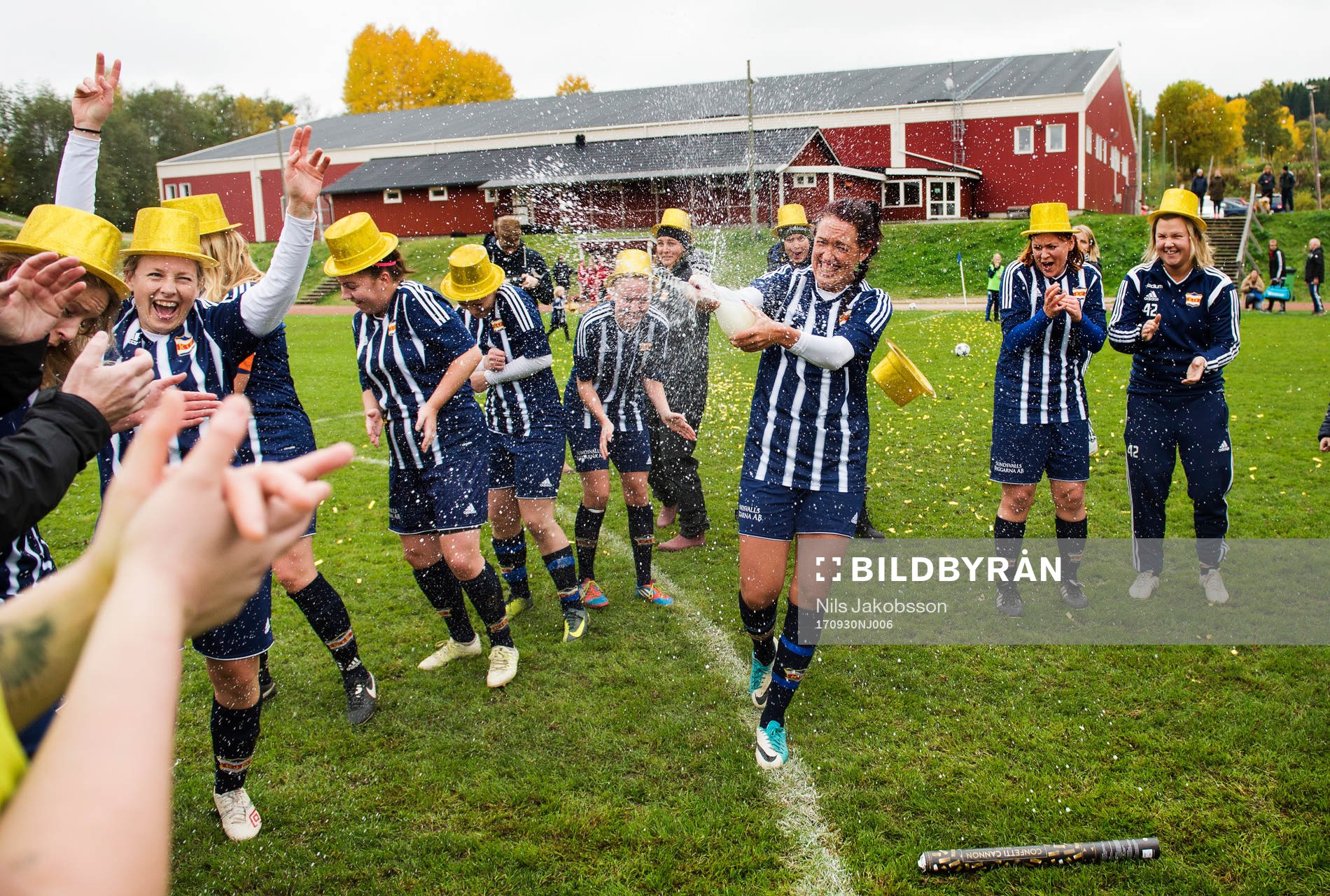 Kovlands Emma Westlund jublar och sprutar champange då