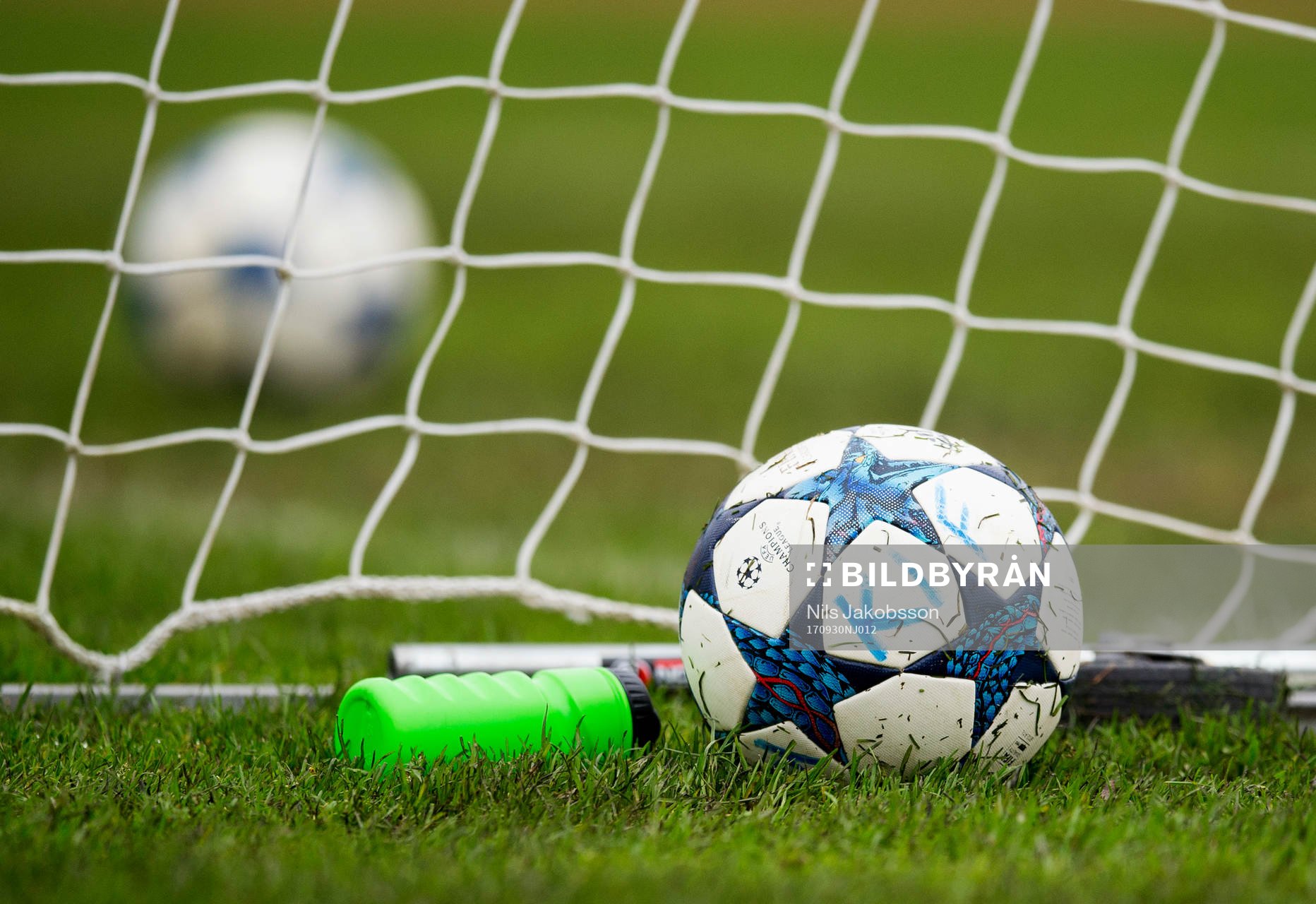 En boll vid ett fotbollsmål matchen i Div 2 mellersta