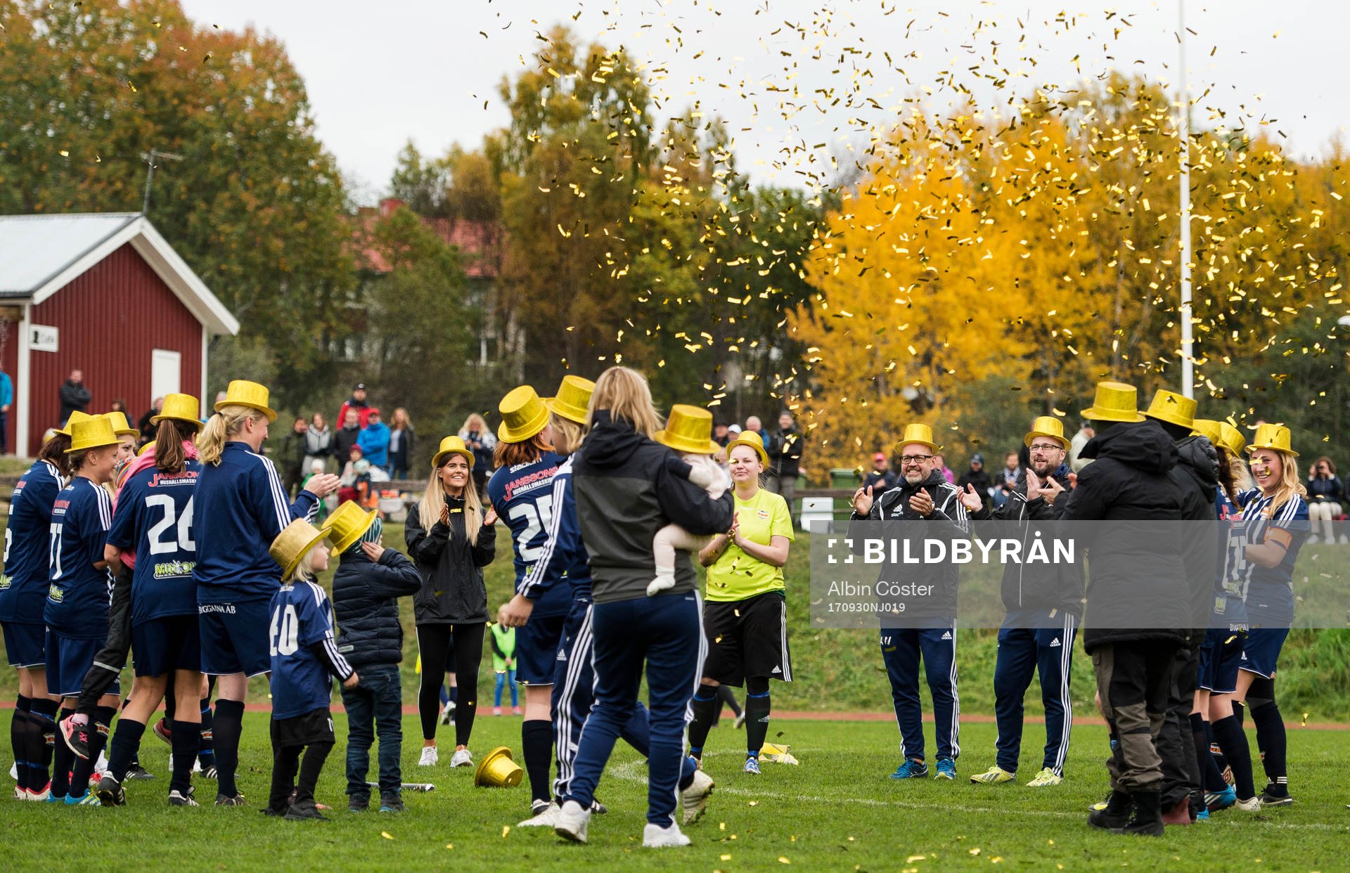 Kovlands lag jublar då Kovland vunnit serien Div 2
