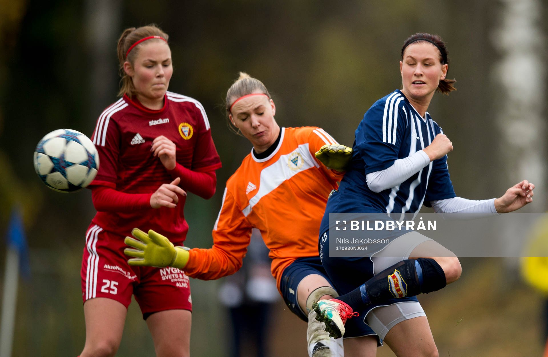 Kovlands Jenny Nordenberg och Alnös målvakt Malin Pettersson under matchen i Div 2 mellersta Norrland mellan Kovland och Alnö den 30 september 2017 i Kovland.